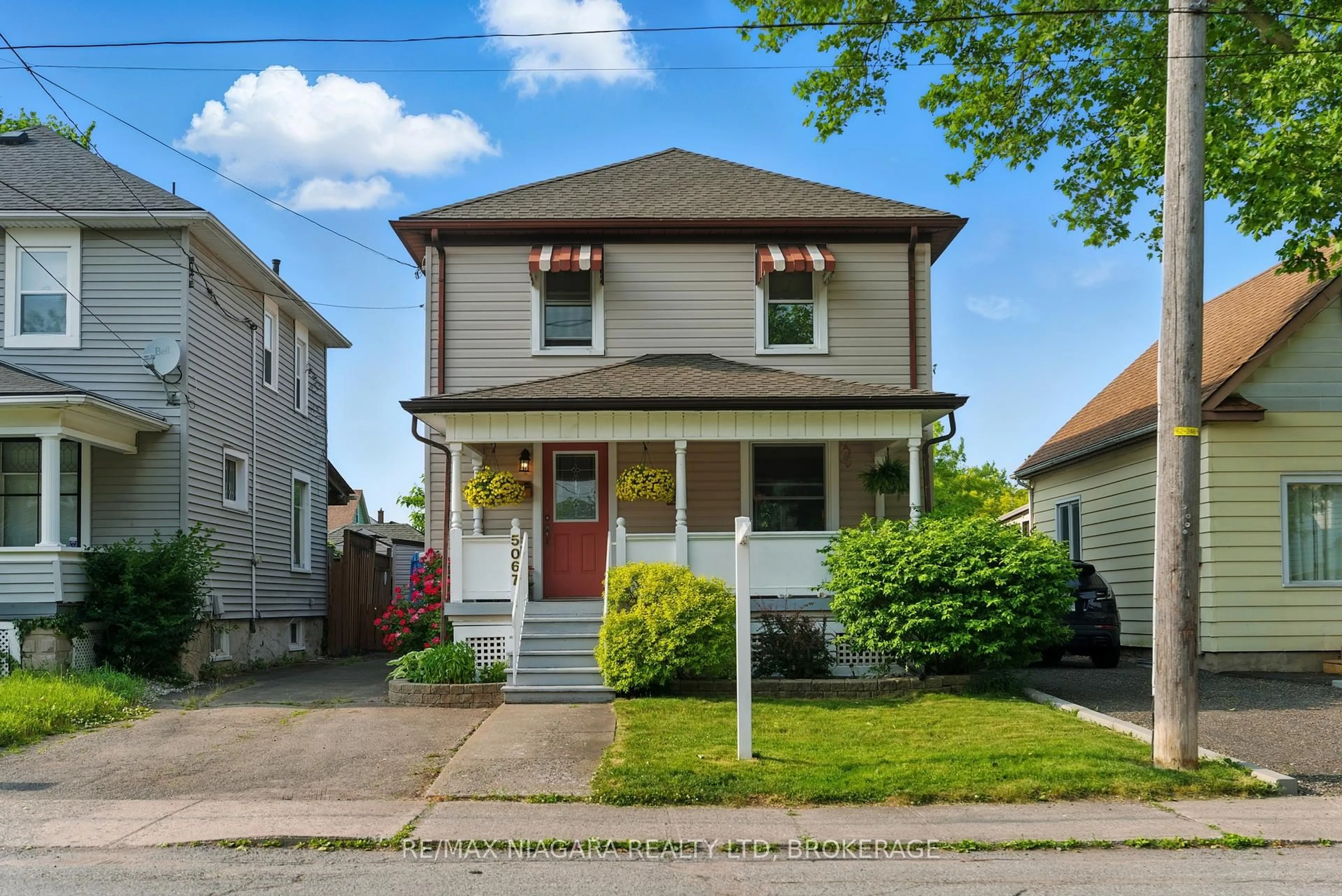 Home with vinyl exterior material, street for 5067 Willmott St, Niagara Falls Ontario L2E 2A2