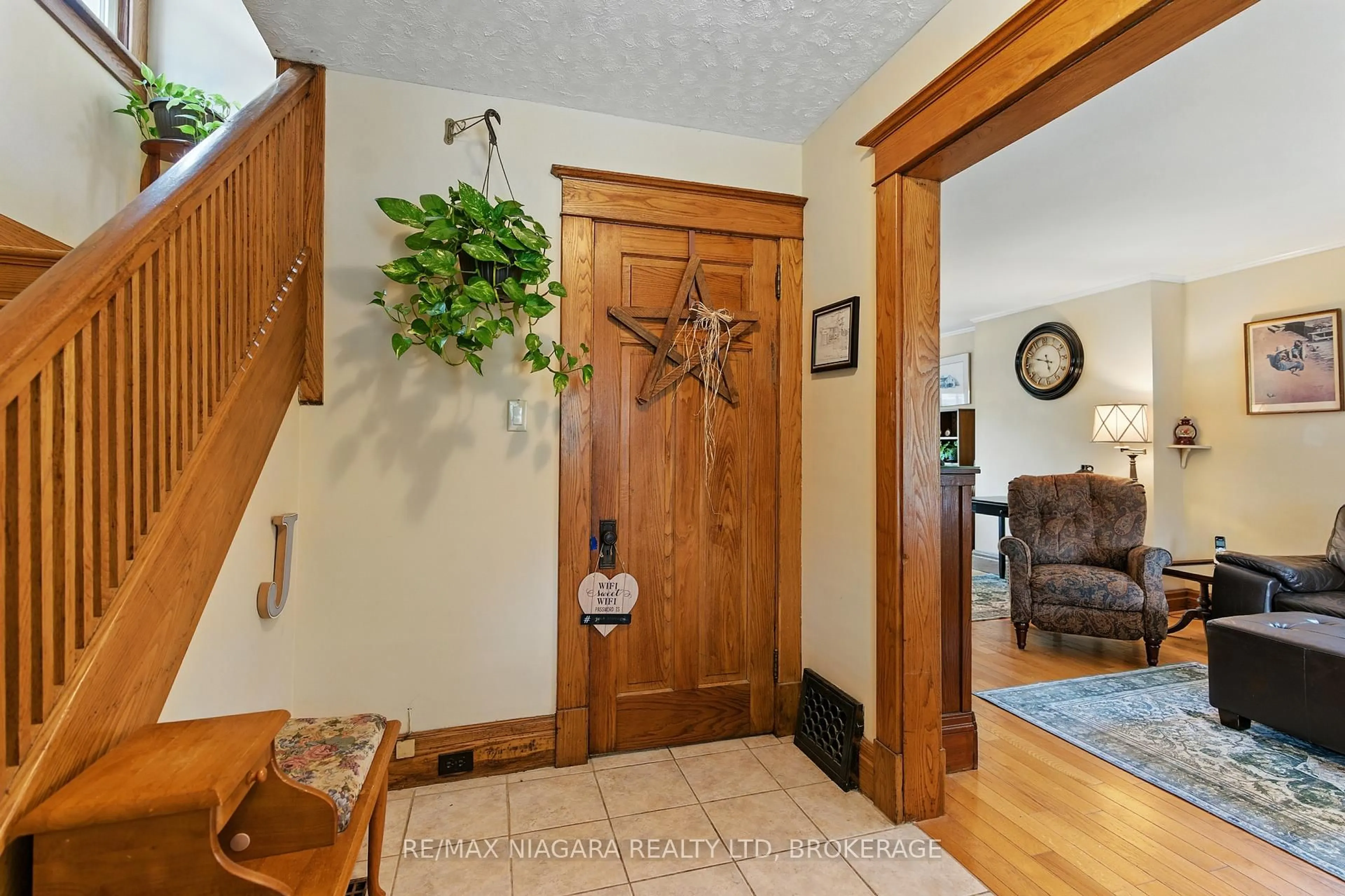 Indoor foyer for 5067 Willmott St, Niagara Falls Ontario L2E 2A2