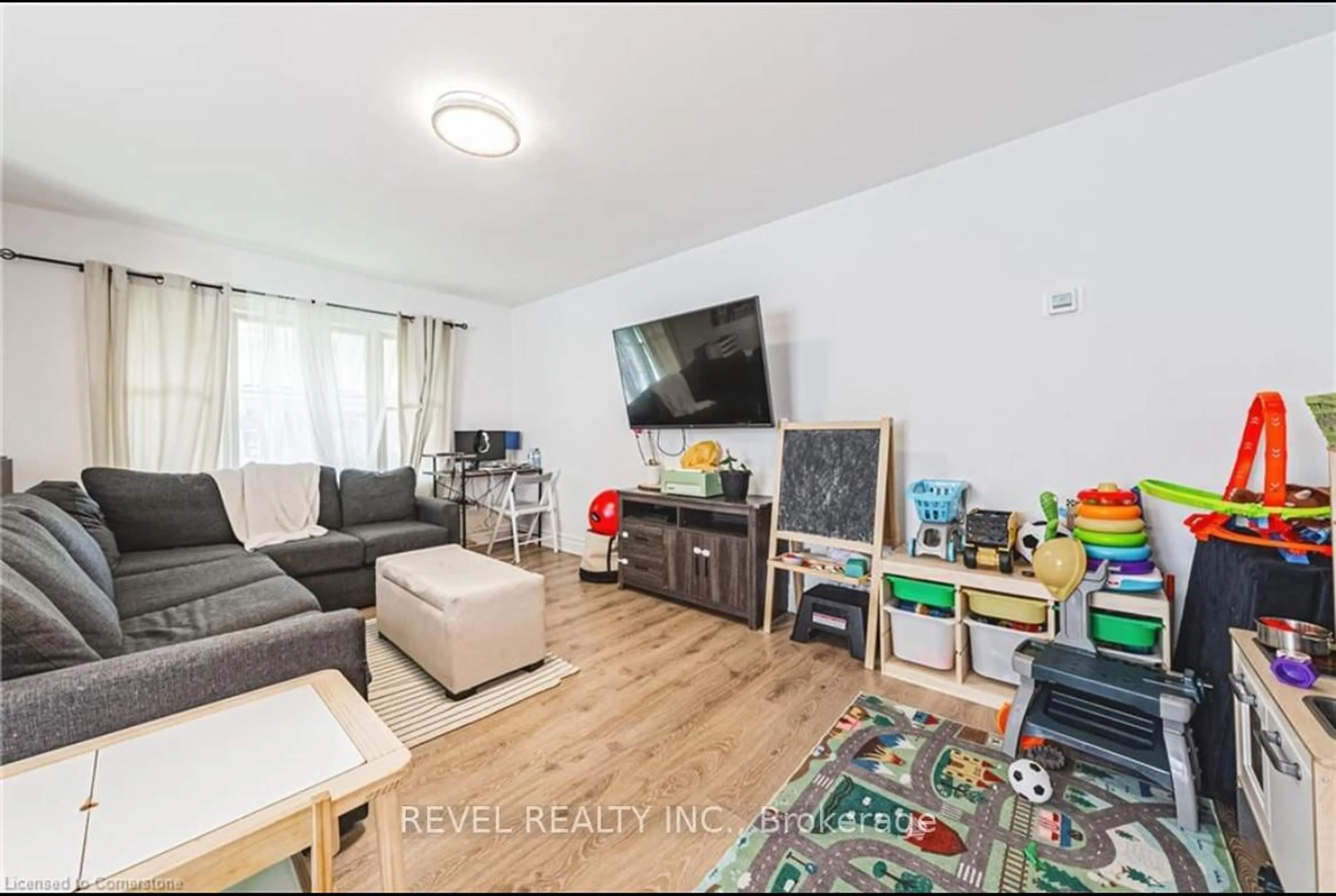 A pic of a room for 80 Livingston Ave, Grimsby Ontario L3M 1L5