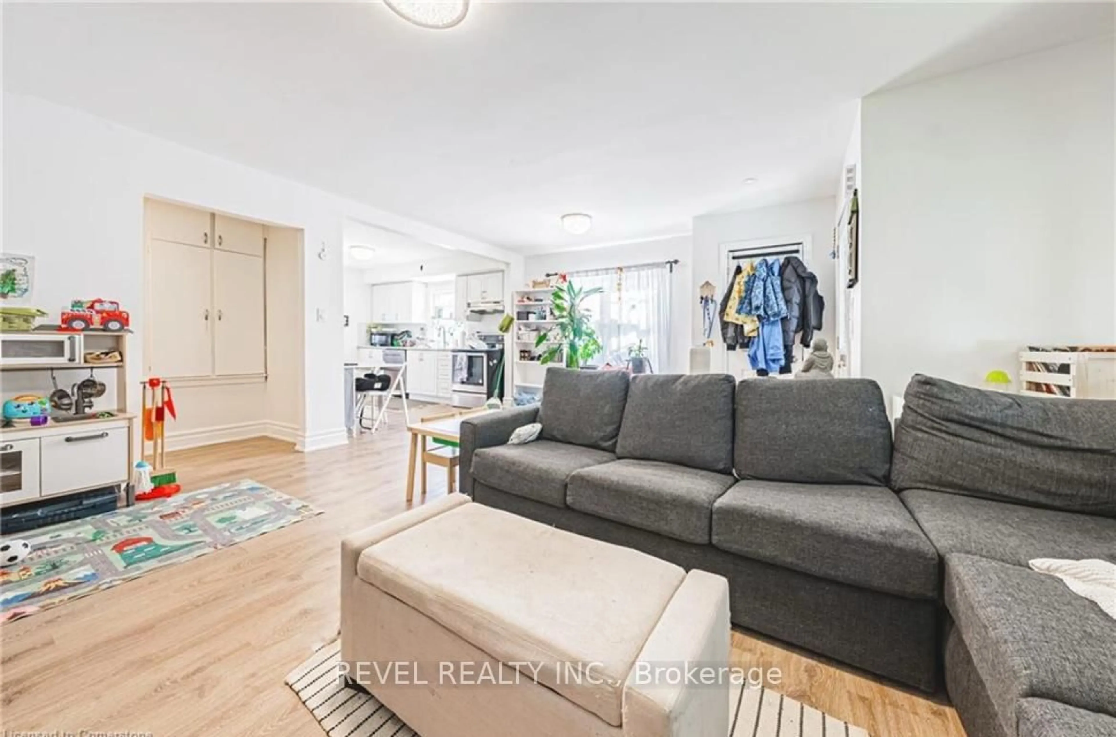 Living room with furniture, unknown for 80 Livingston Ave, Grimsby Ontario L3M 1L5