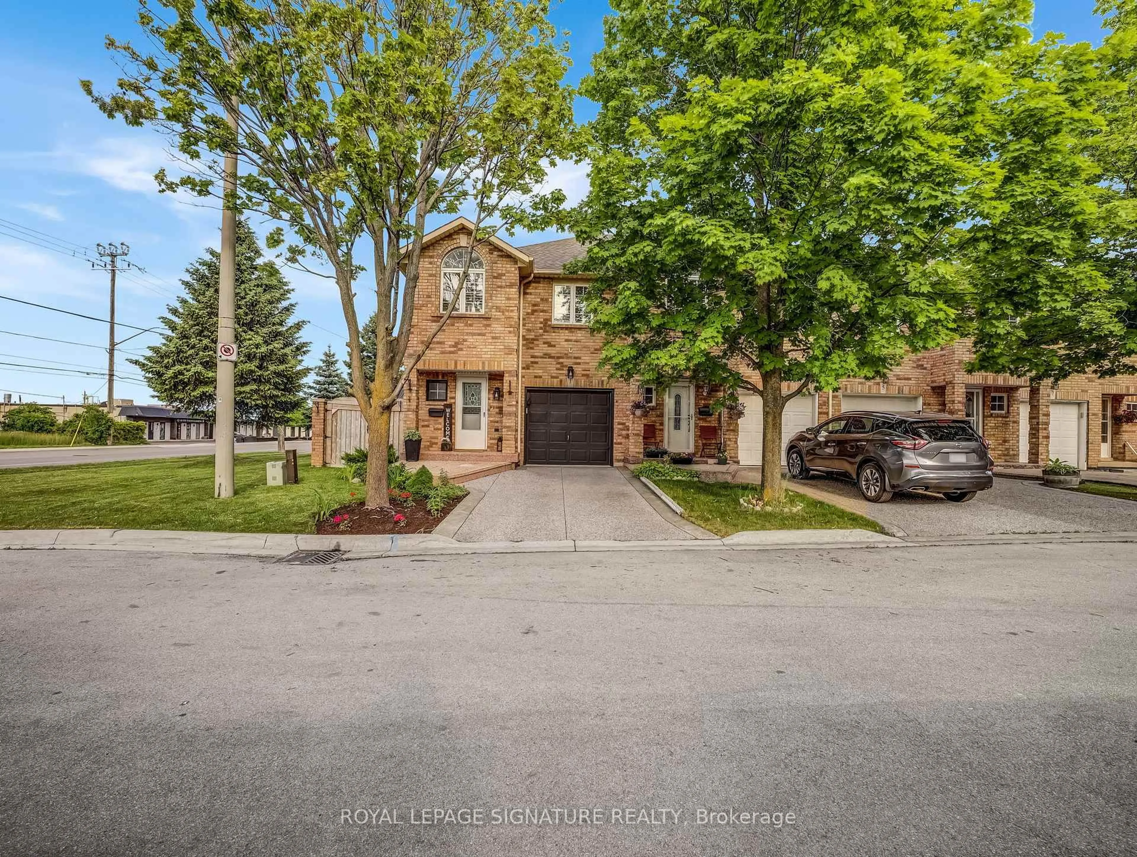 A pic from outside/outdoor area/front of a property/back of a property/a pic from drone, street for 1 Vulcan Crt, Hamilton Ontario L8E 5W7
