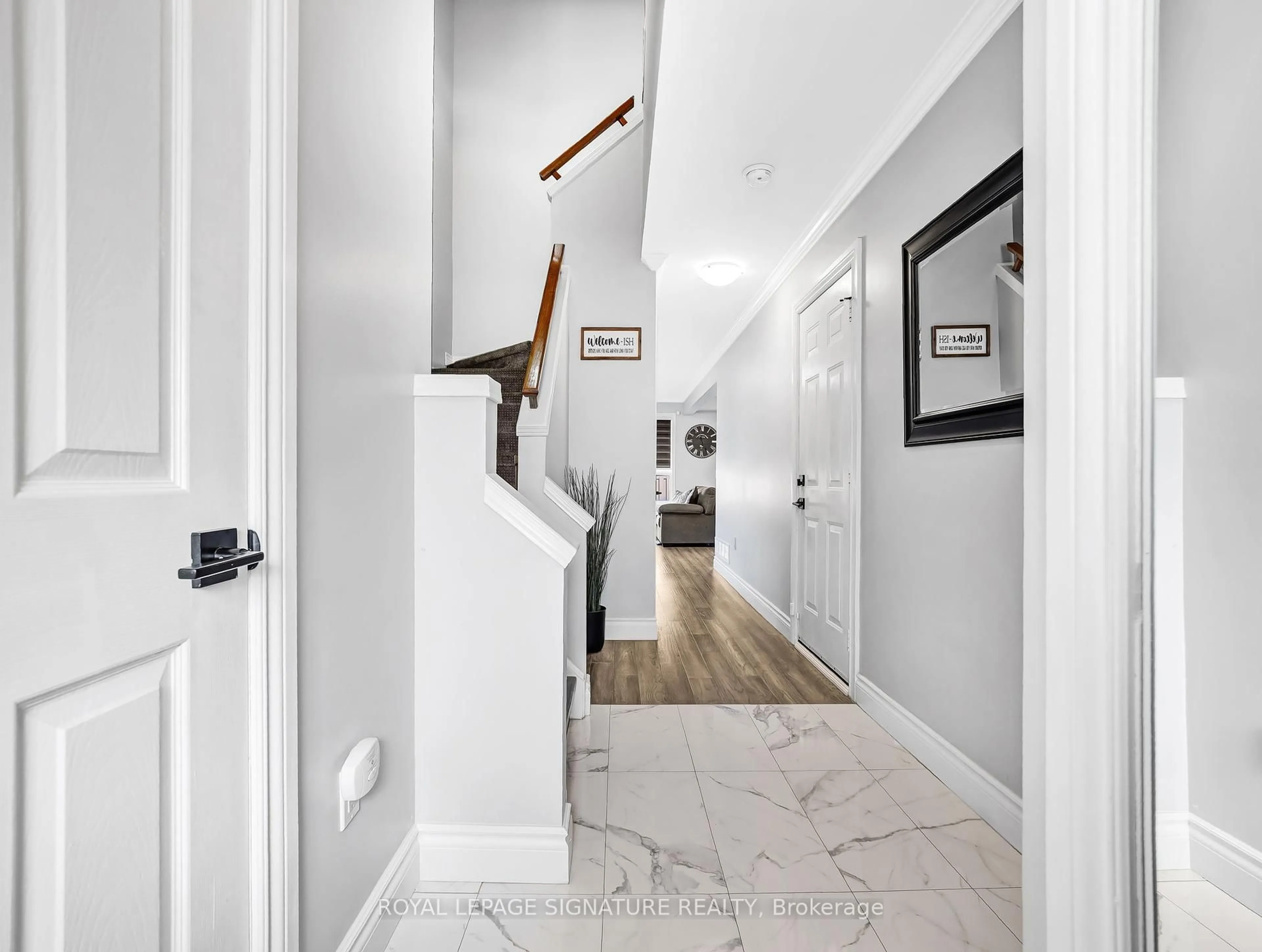 Indoor entryway for 1 Vulcan Crt, Hamilton Ontario L8E 5W7