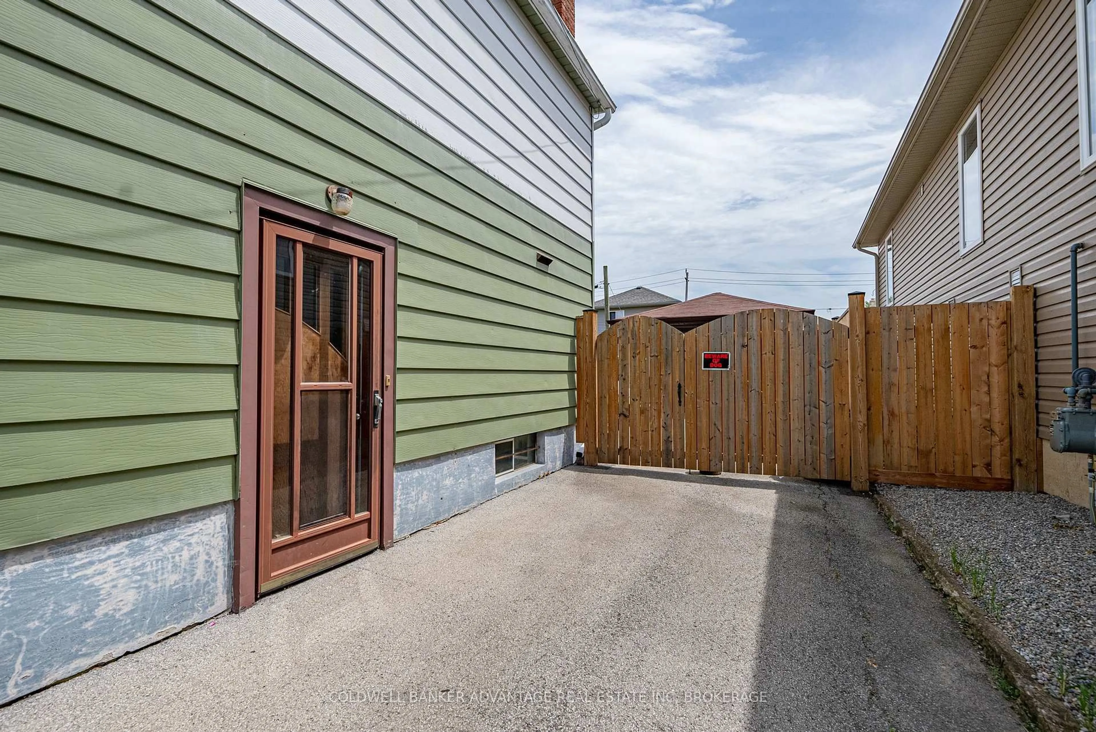 Patio, street for 104 Wallace Ave, Welland Ontario L3B 1R5