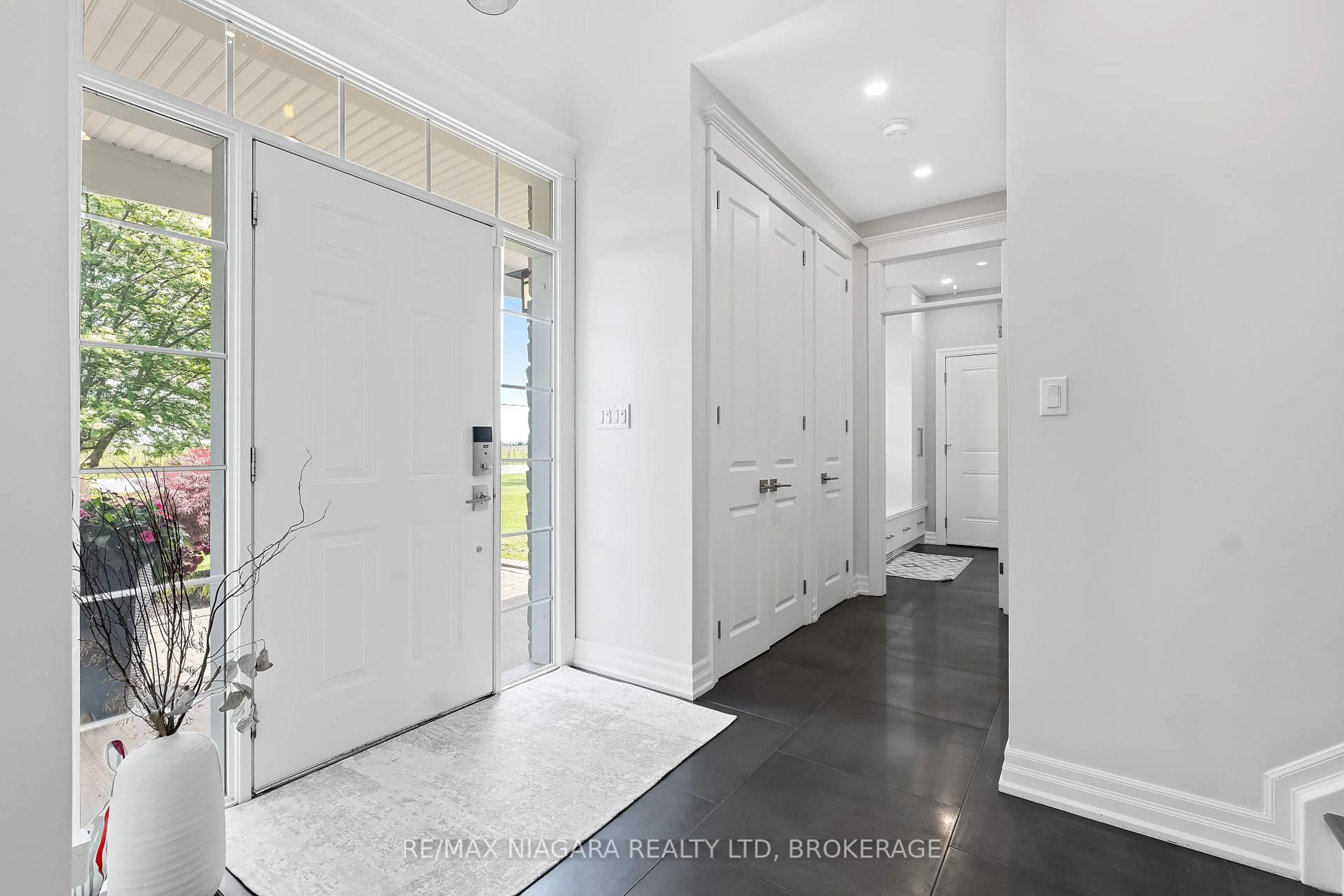 Indoor entryway for 1448 Four Mile Creek Rd, Niagara-on-the-Lake Ontario L0S 1J0