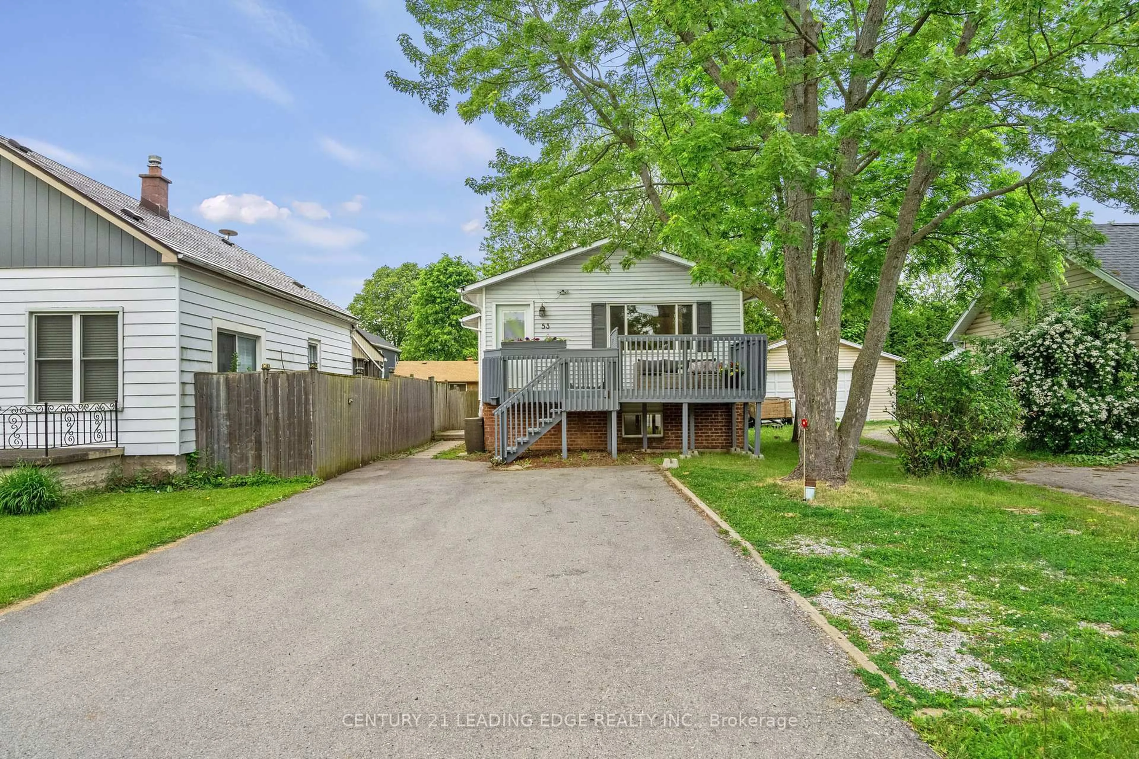 A pic from outside/outdoor area/front of a property/back of a property/a pic from drone, street for 53 Rice Rd, Welland Ontario L3C 2V5