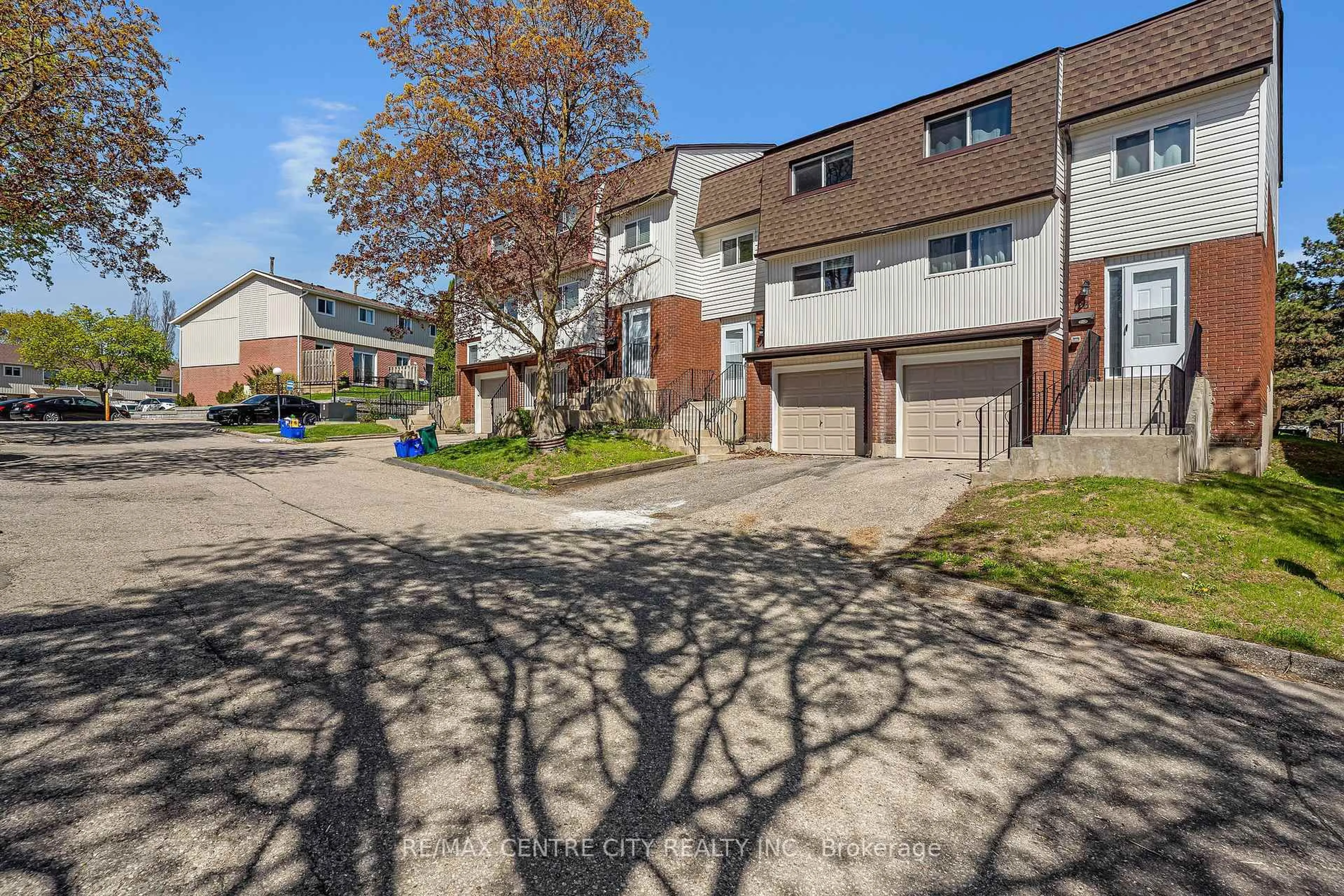 A pic from outside/outdoor area/front of a property/back of a property/a pic from drone, street for 281 Bluevale St #27, Waterloo Ontario N2J 4L8
