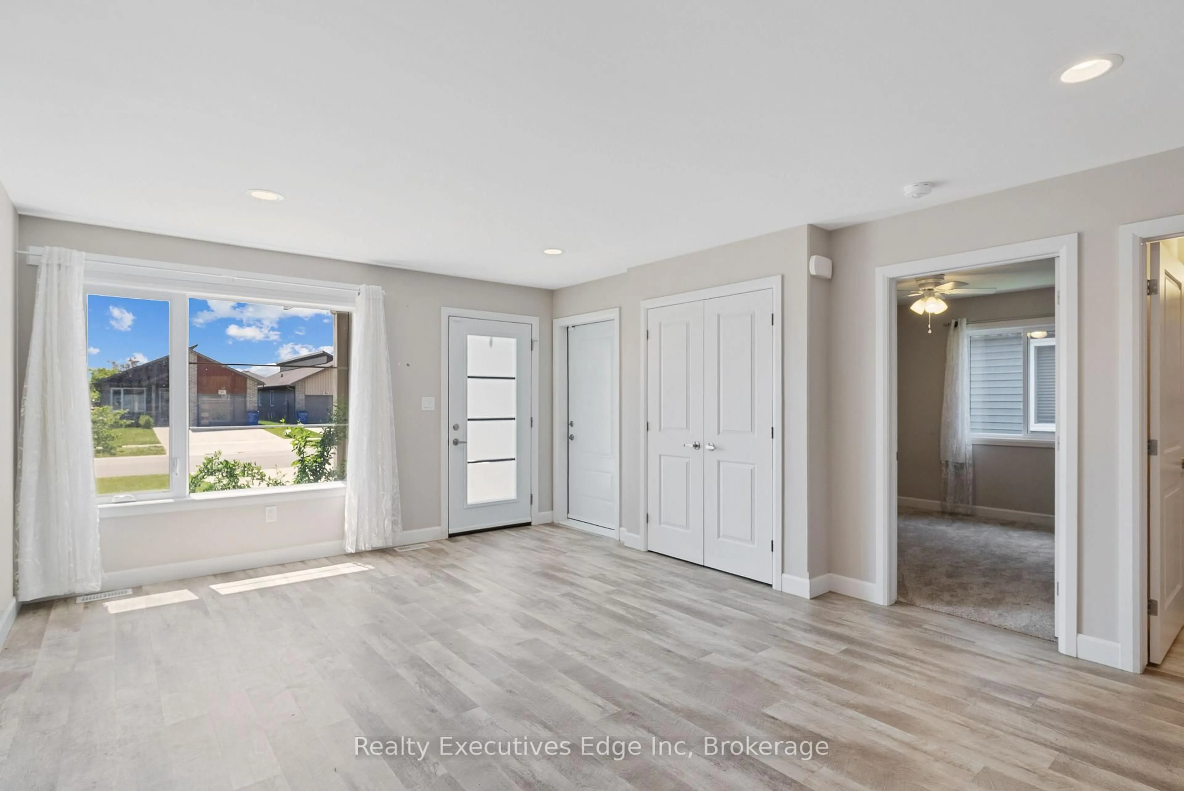 Indoor entryway for 98 Moonstone Cres, Chatham-Kent Ontario N7M 0S2