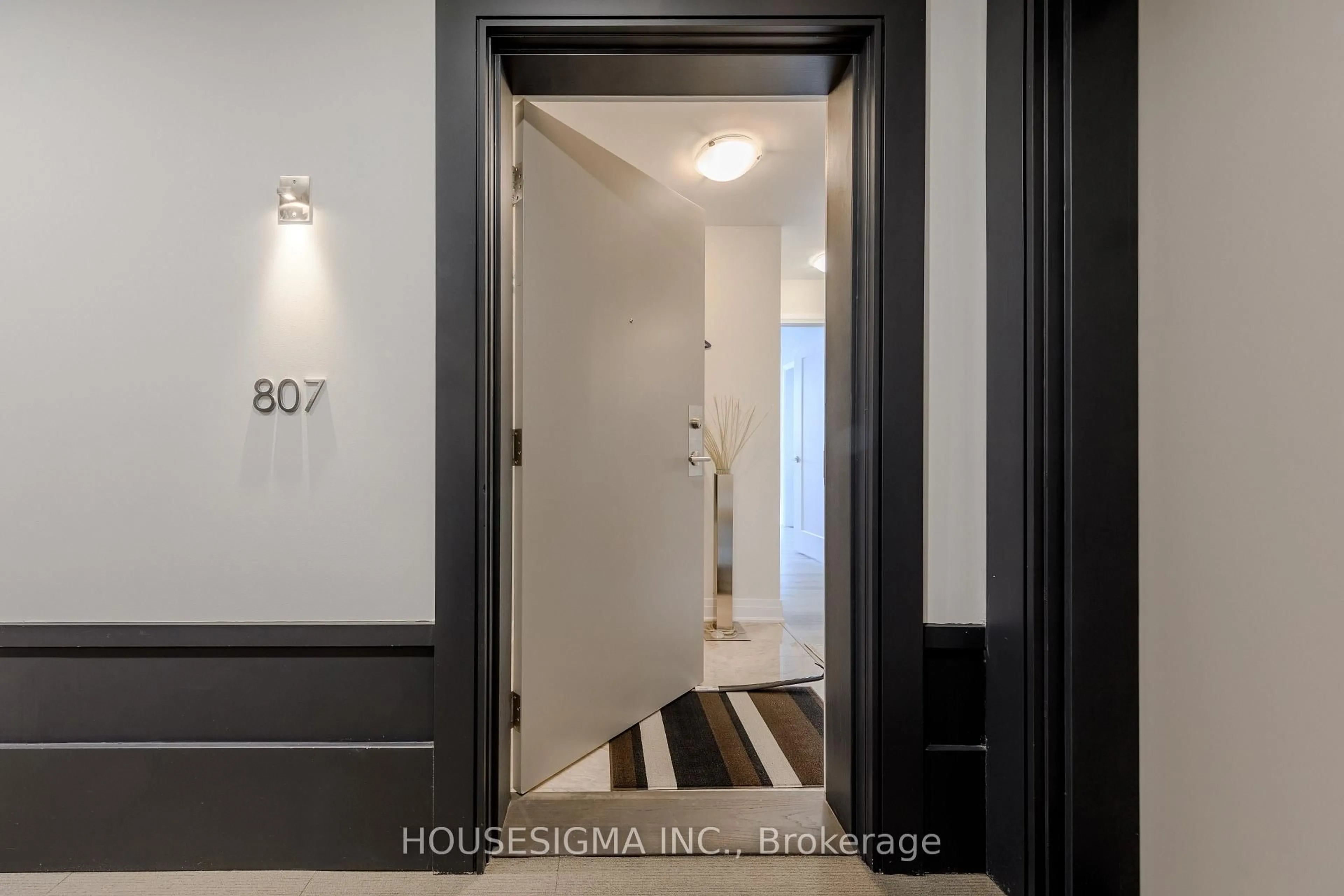 Indoor entryway for 16 Concord Pl #807, Grimsby Ontario L3M 0J1