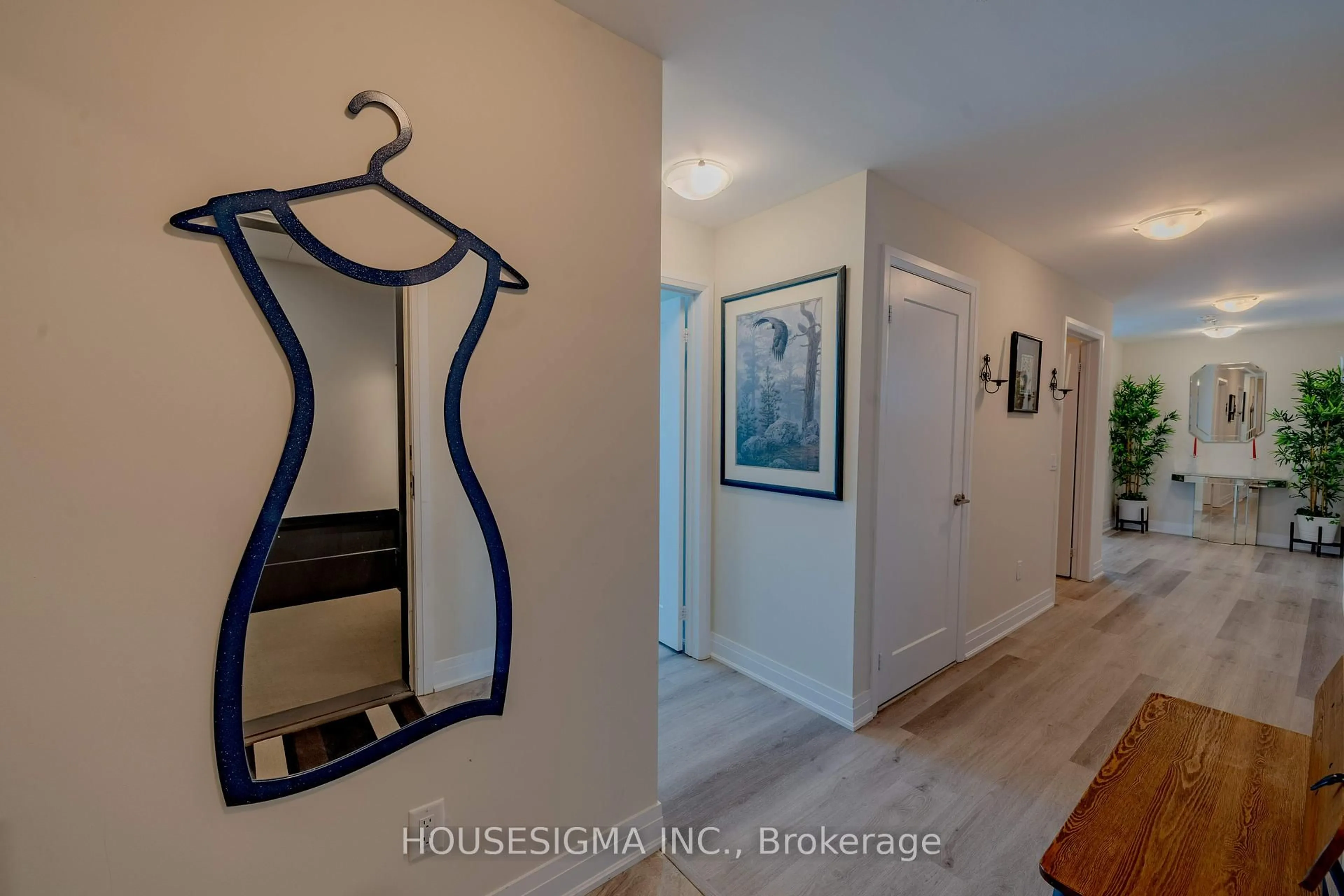 Indoor entryway for 16 Concord Pl #807, Grimsby Ontario L3M 0J1