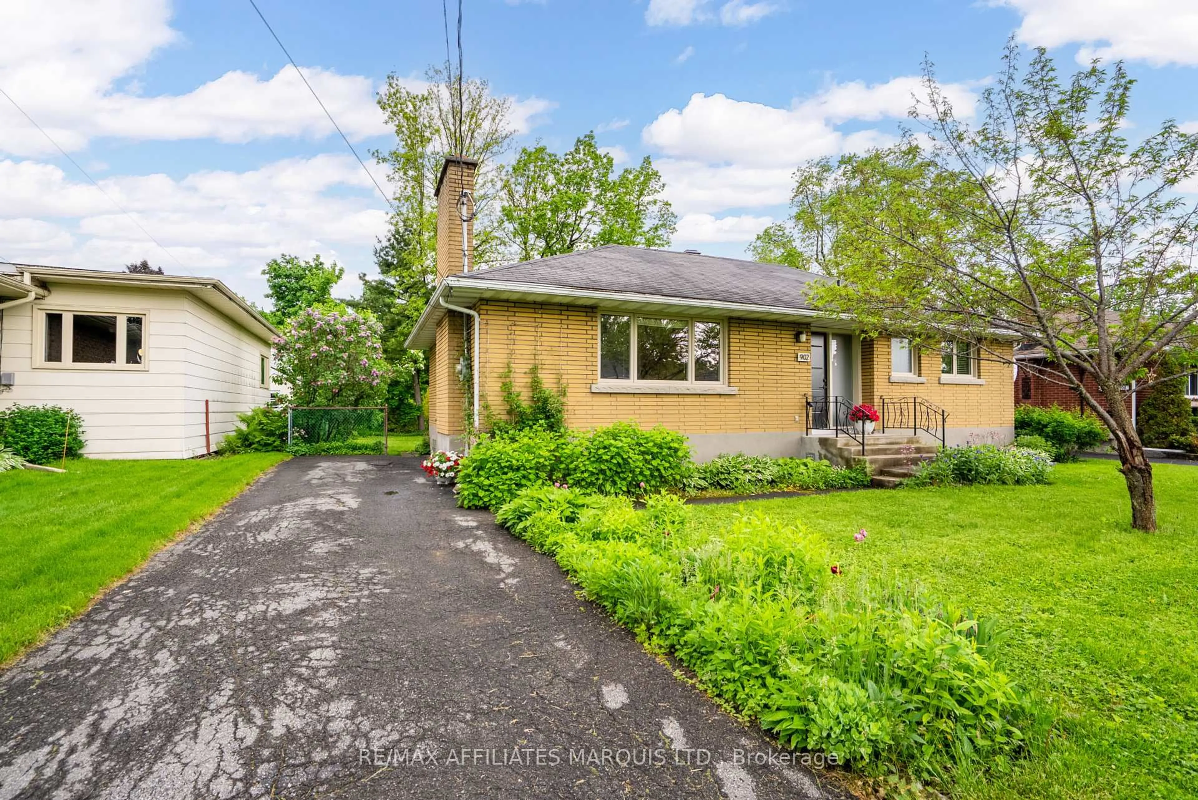 A pic from outside/outdoor area/front of a property/back of a property/a pic from drone, street for 902 Pescod Ave, Cornwall Ontario K6J 2J7