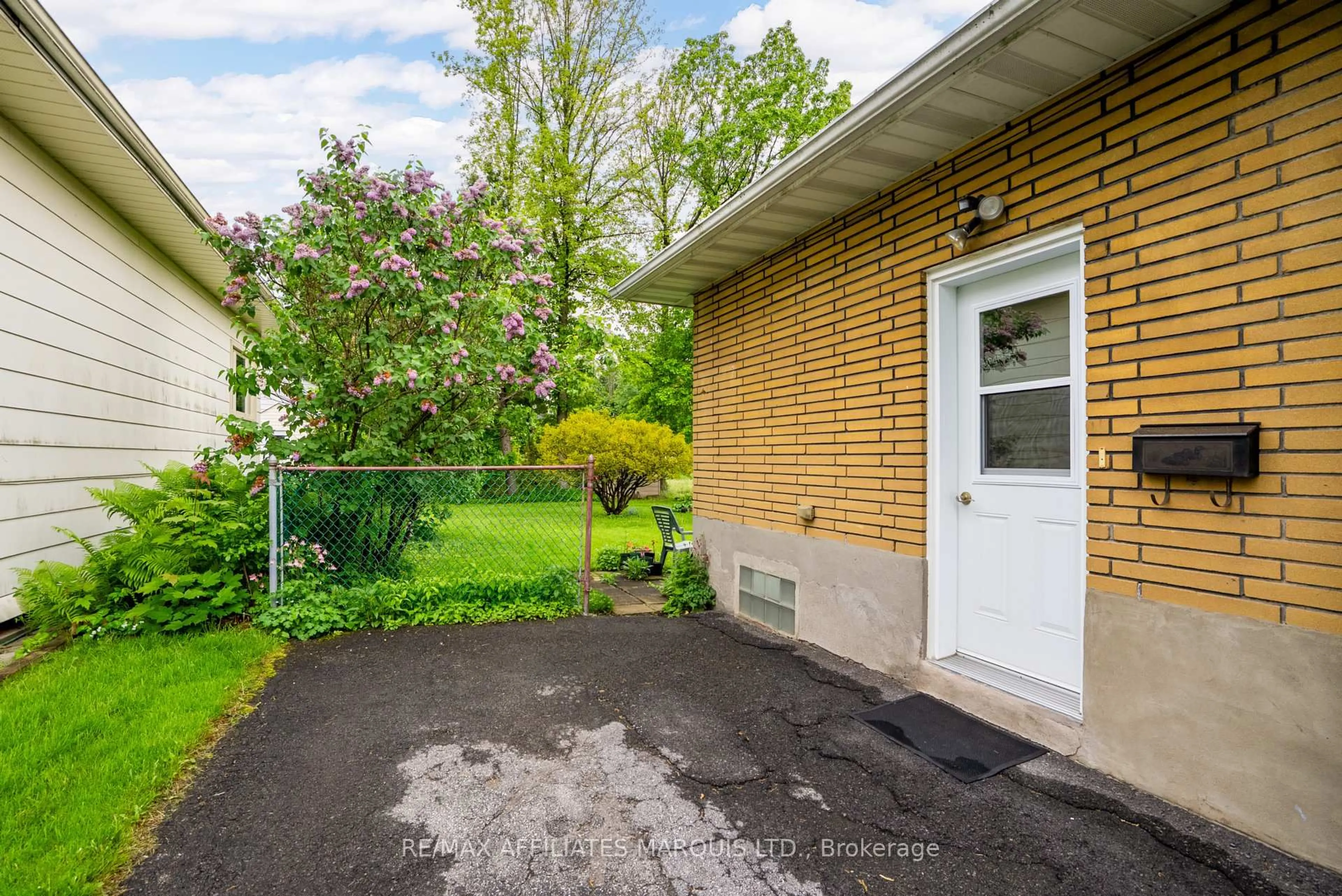 Patio, street for 902 Pescod Ave, Cornwall Ontario K6J 2J7