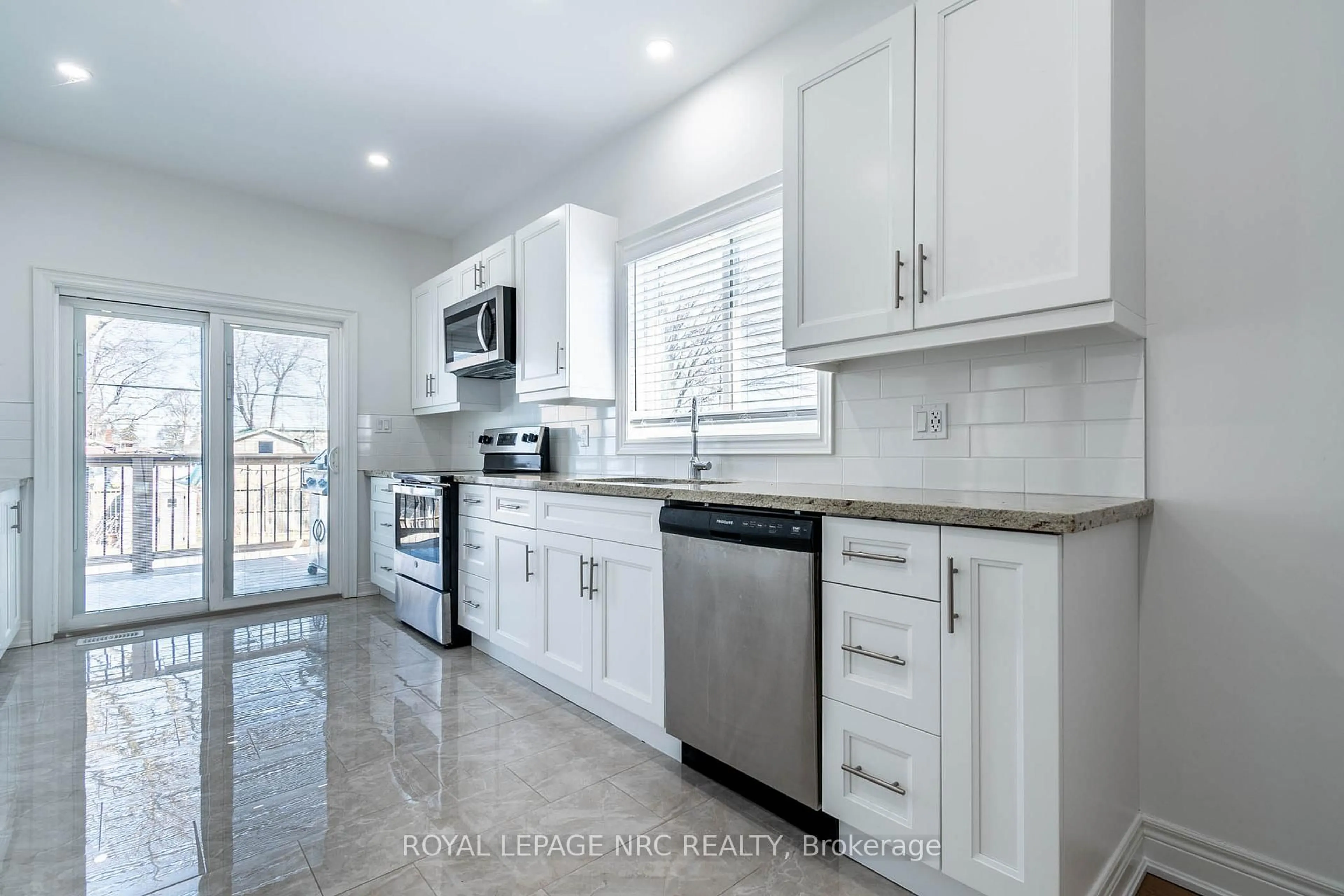 Open concept kitchen, ceramic/tile floor for 46 Chestnut St, Port Colborne Ontario L3K 1R4
