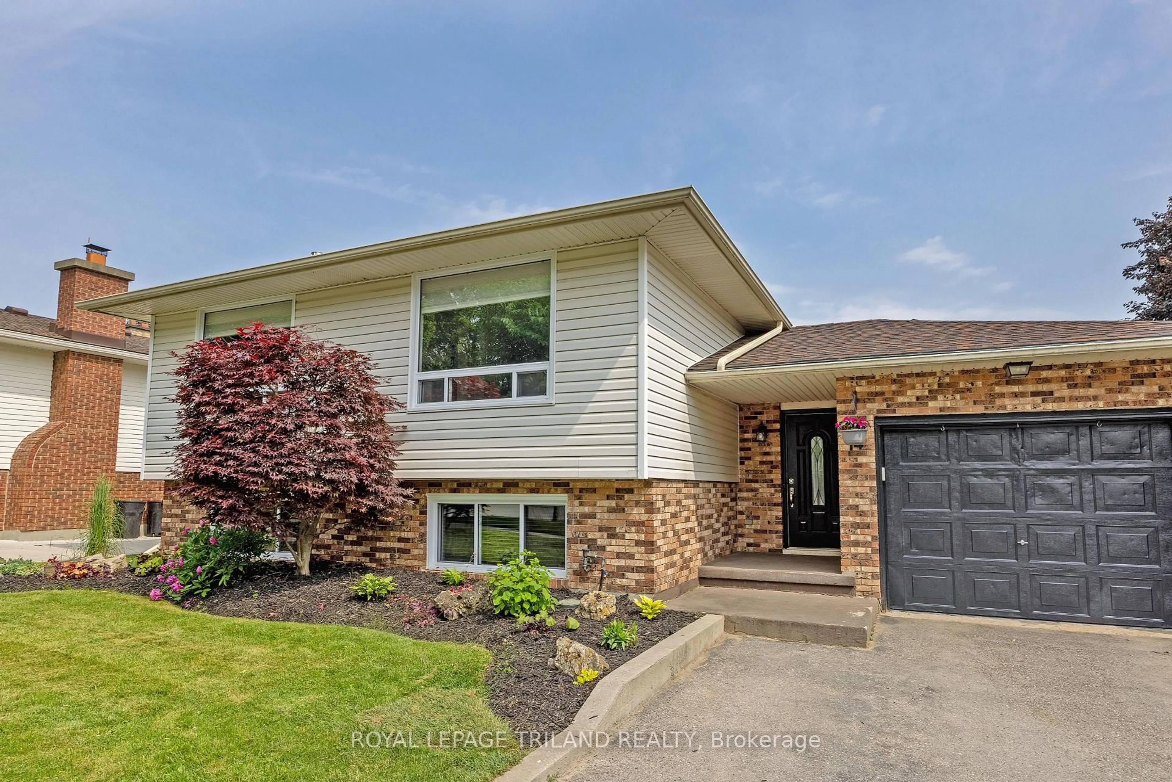 Home with vinyl exterior material, street for 14 Fairlane Rd, London South Ontario N6K 3E4