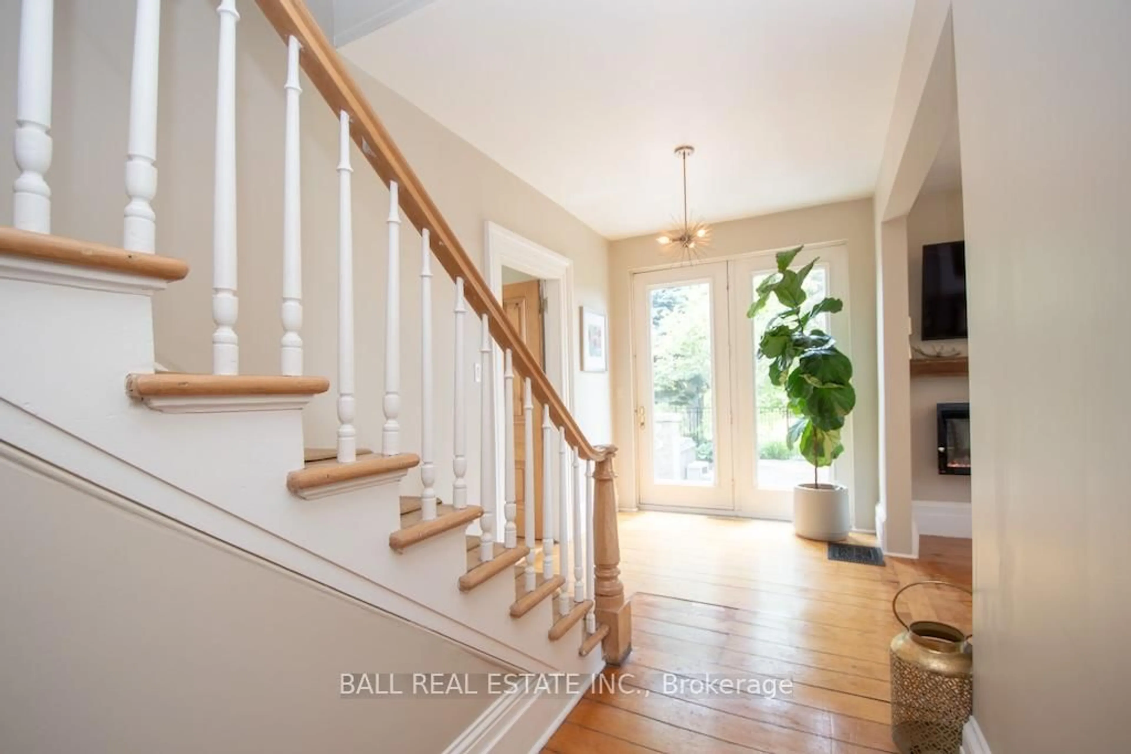 Indoor entryway for 587 Centre Line, Selwyn Ontario K9J 6X5