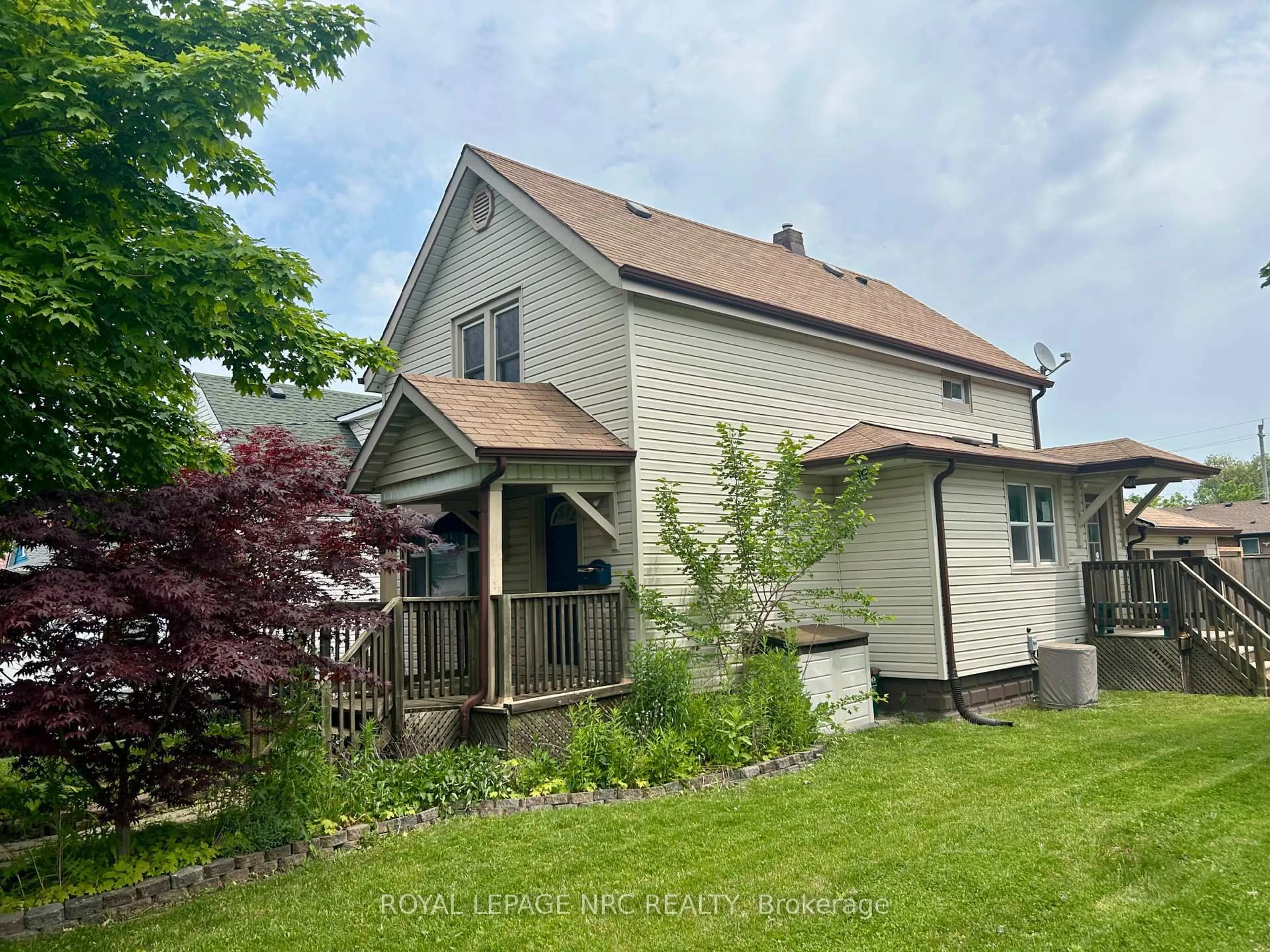 A pic from outside/outdoor area/front of a property/back of a property/a pic from drone, street for 301 Alberta St, Welland Ontario L3B 2W1