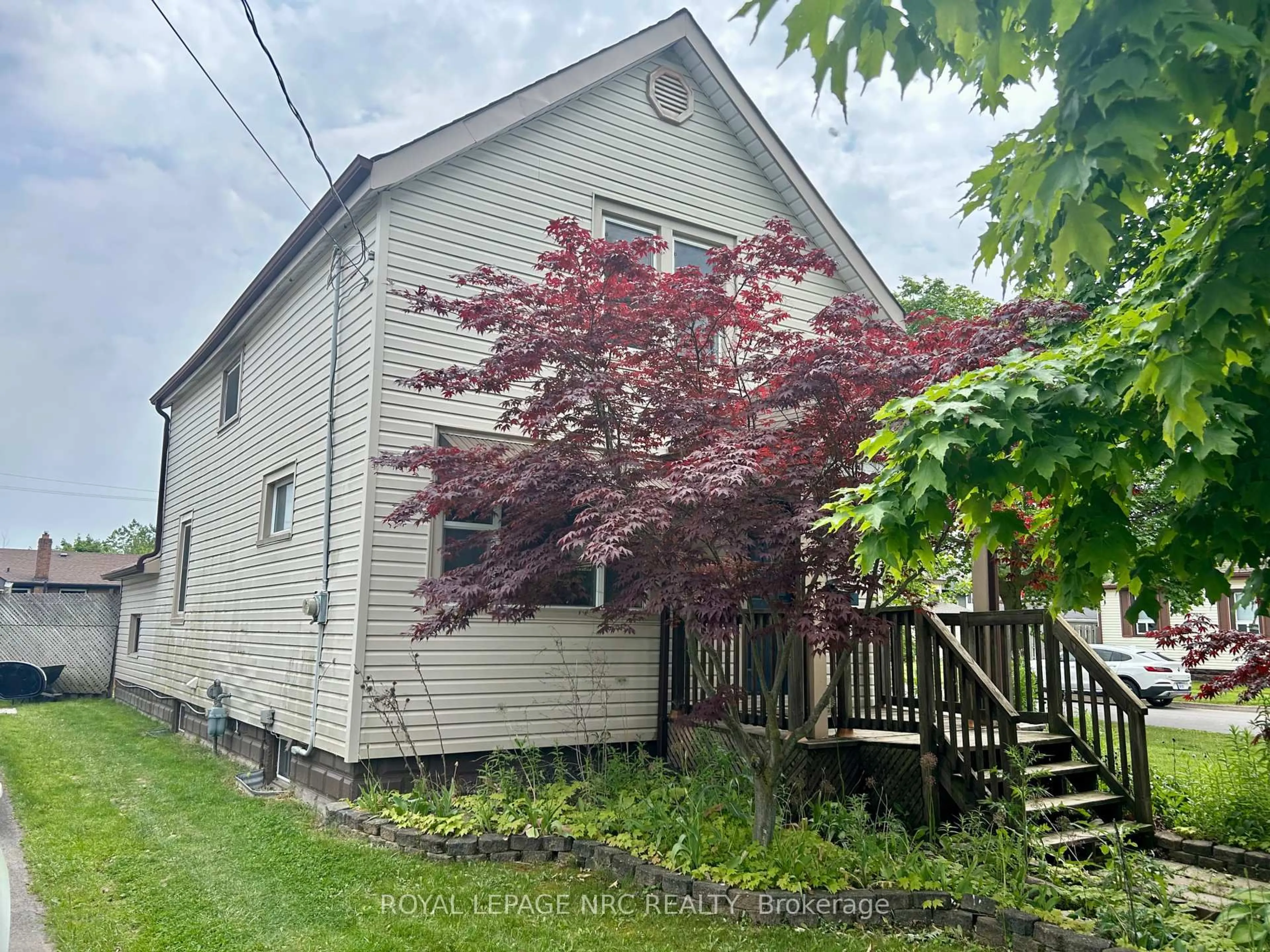 A pic from outside/outdoor area/front of a property/back of a property/a pic from drone, unknown for 301 Alberta St, Welland Ontario L3B 2W1
