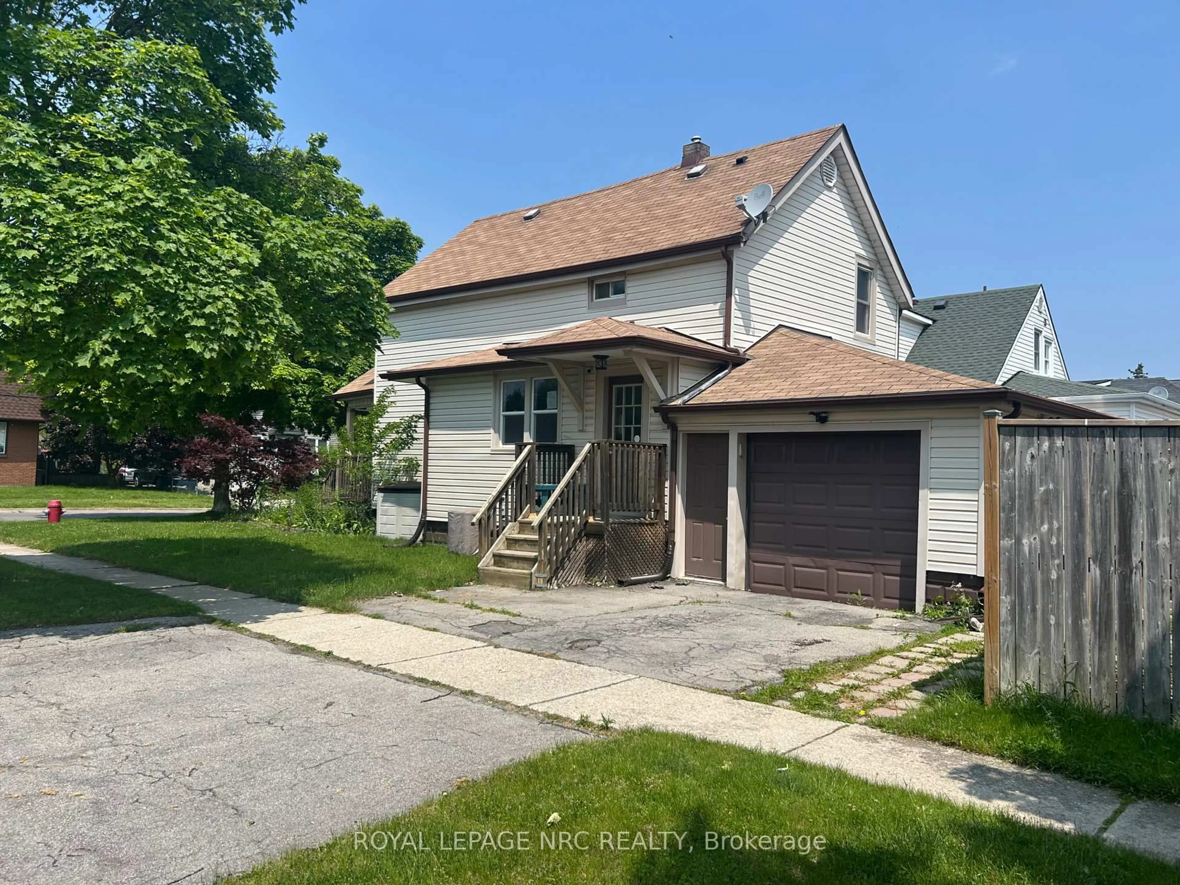 A pic from outside/outdoor area/front of a property/back of a property/a pic from drone, street for 301 Alberta St, Welland Ontario L3B 2W1