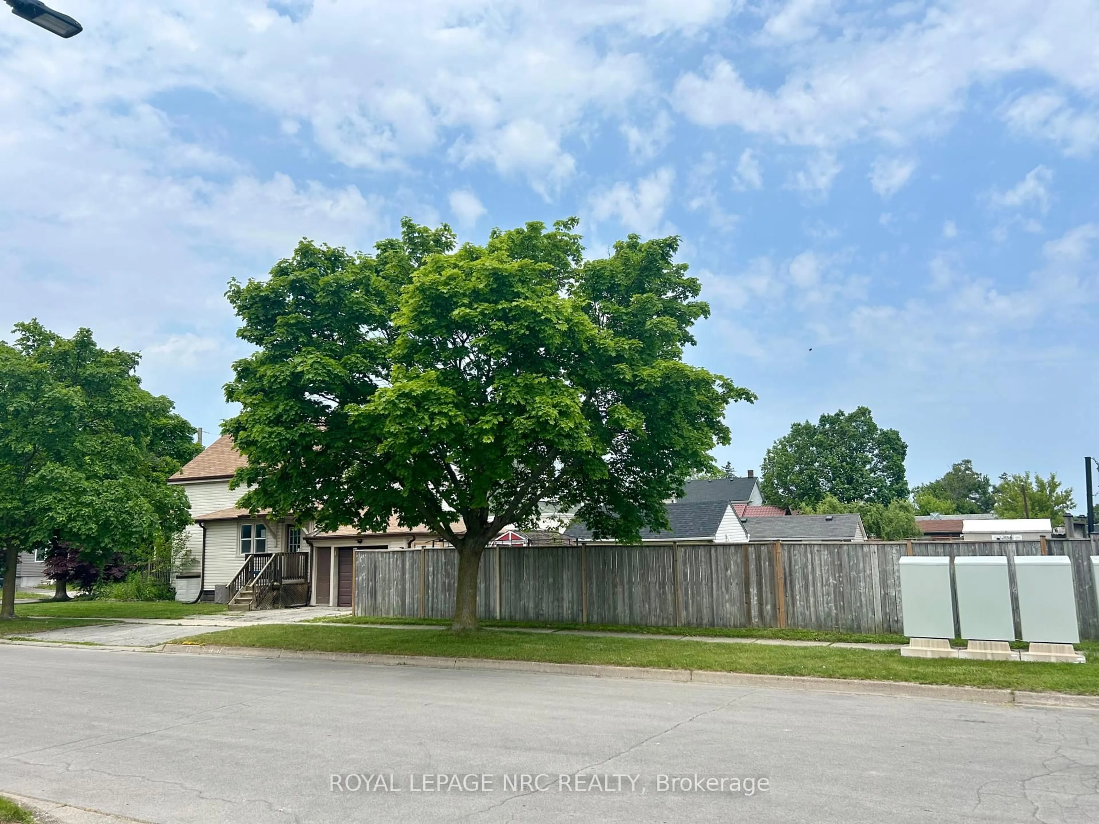 A pic from outside/outdoor area/front of a property/back of a property/a pic from drone, street for 301 Alberta St, Welland Ontario L3B 2W1