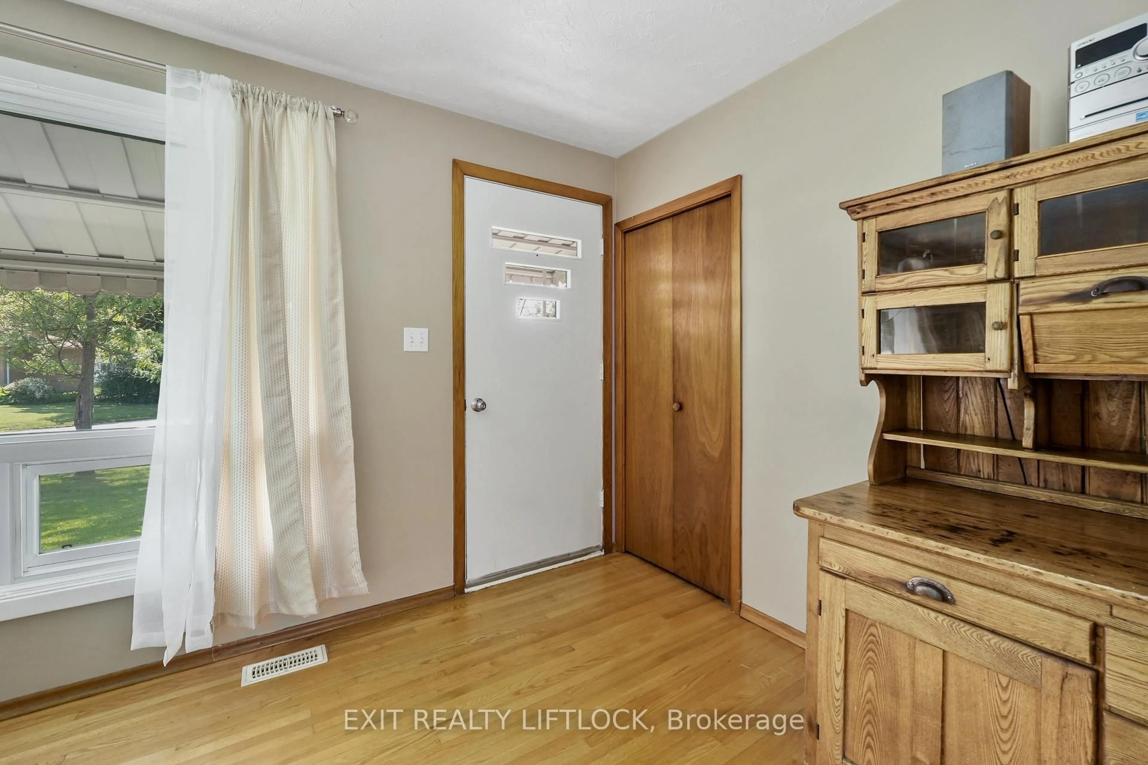 Indoor entryway for 222 Collison Cres, Peterborough South Ontario K9J 1A8