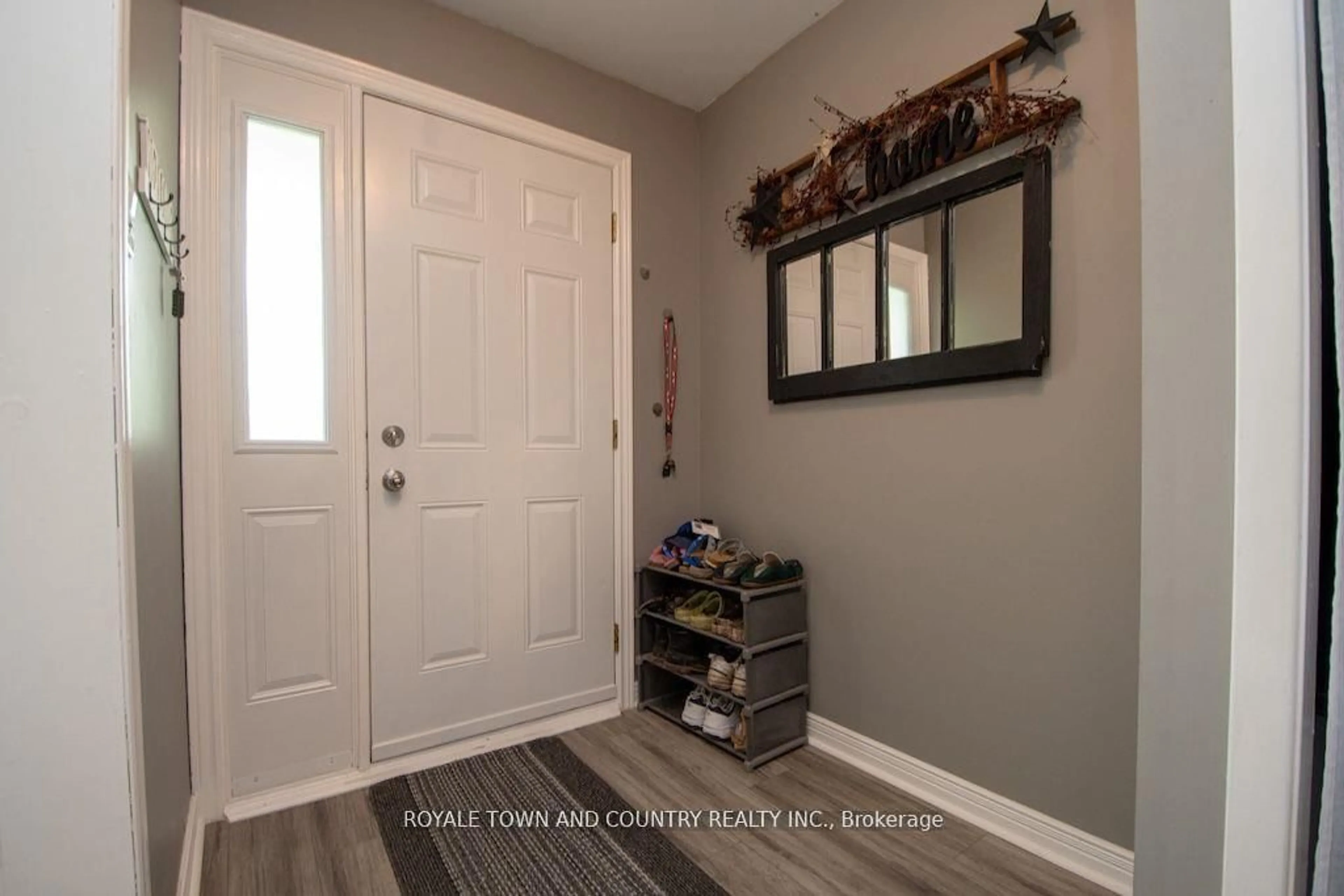 Indoor entryway for 24 Mohawk Dr, Kawartha Lakes Ontario K9V 0J6