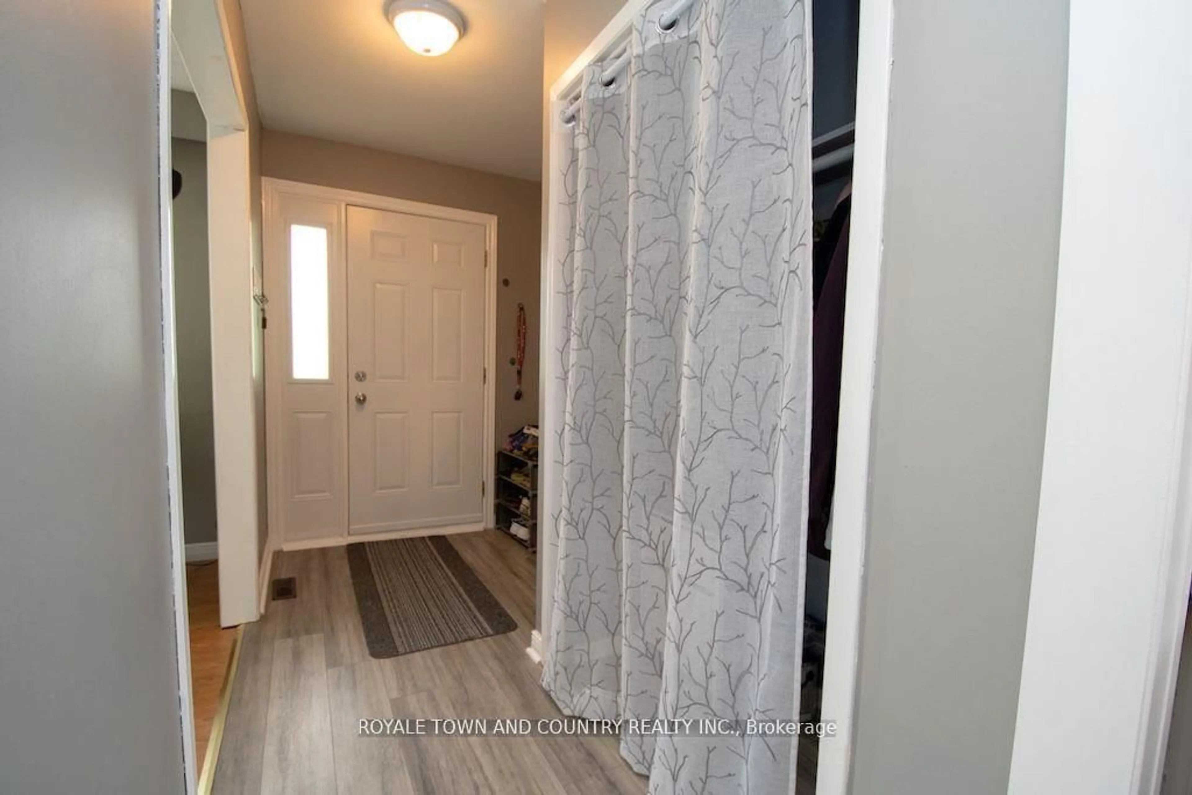 Indoor entryway for 24 Mohawk Dr, Kawartha Lakes Ontario K9V 0J6