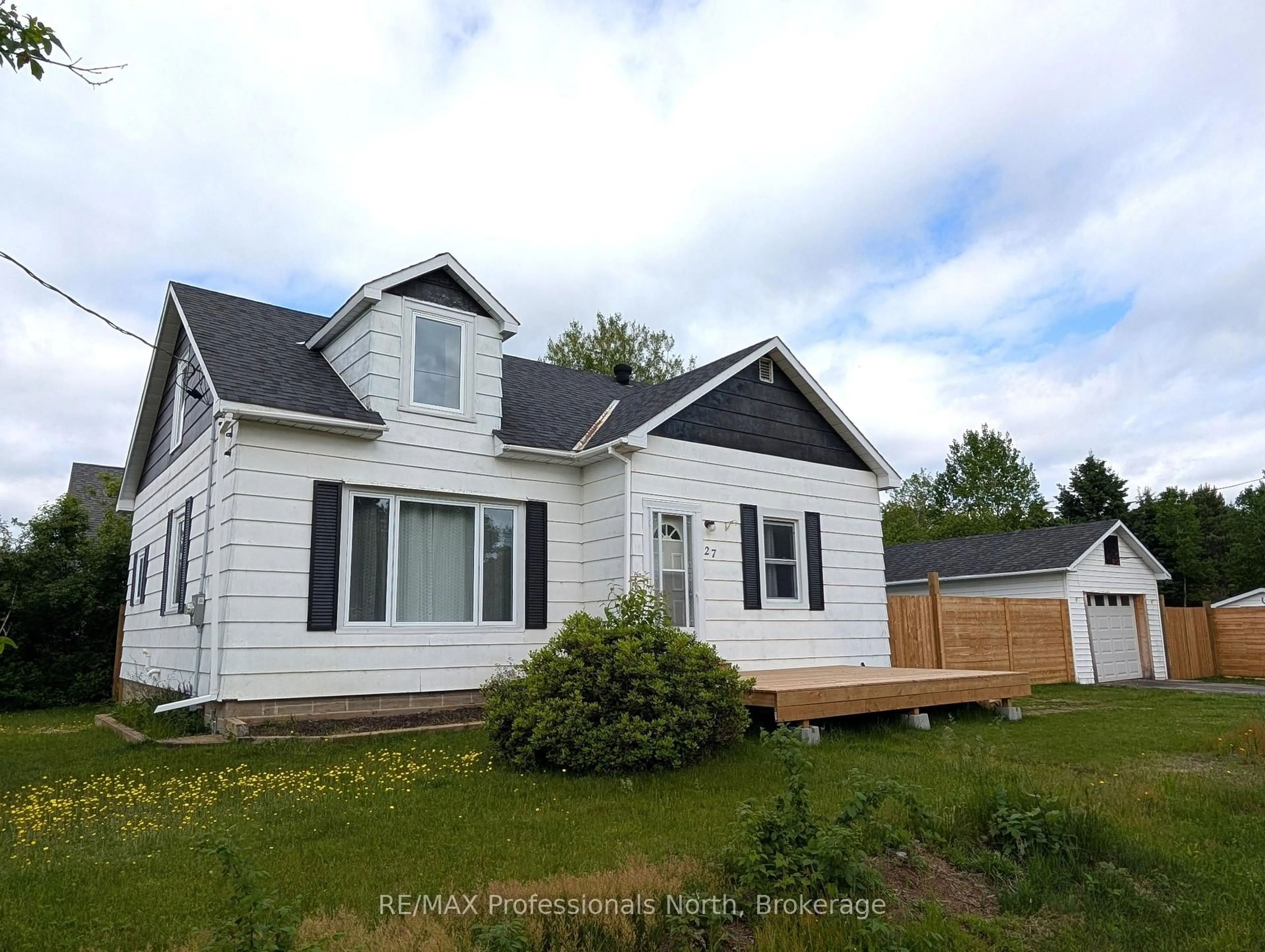 Home with vinyl exterior material, street for 27 LINCOLN Ave, South River Ontario P0A 1X0