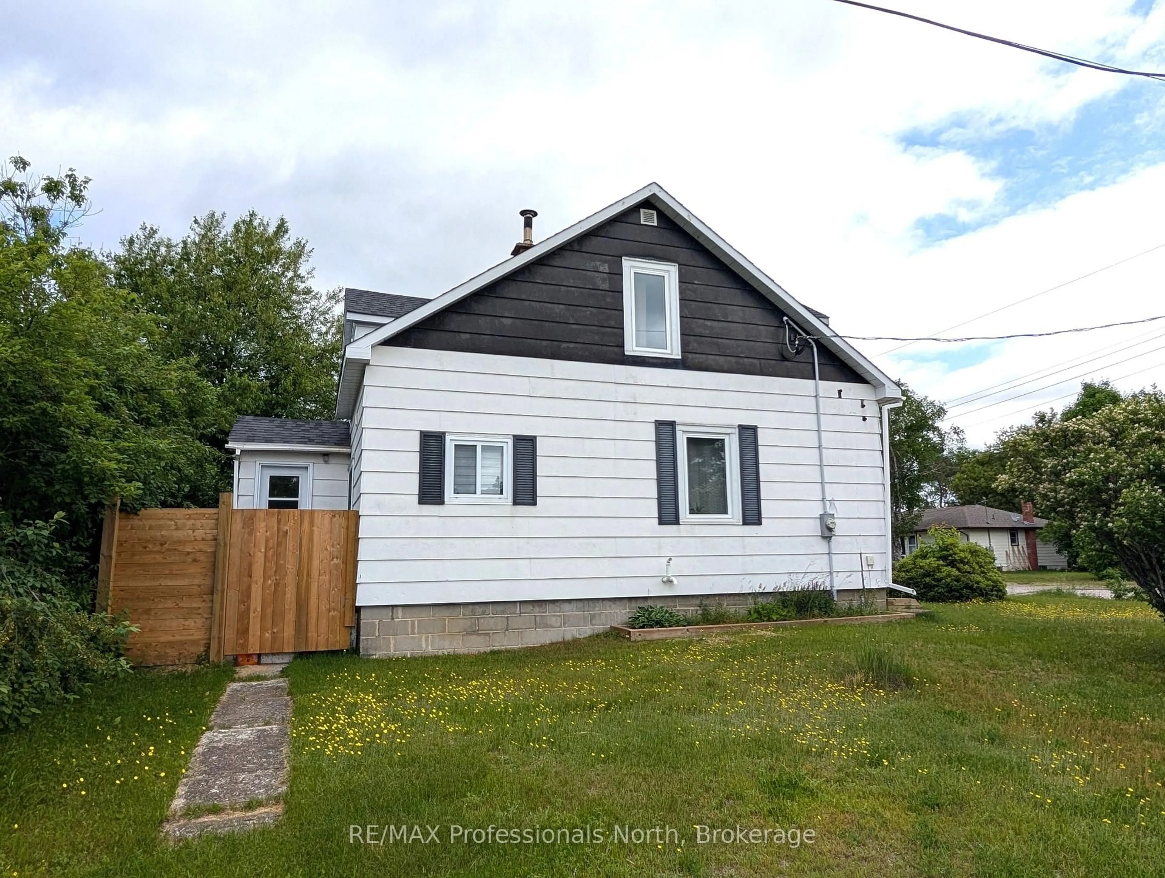 A pic from outside/outdoor area/front of a property/back of a property/a pic from drone, street for 27 LINCOLN Ave, South River Ontario P0A 1X0