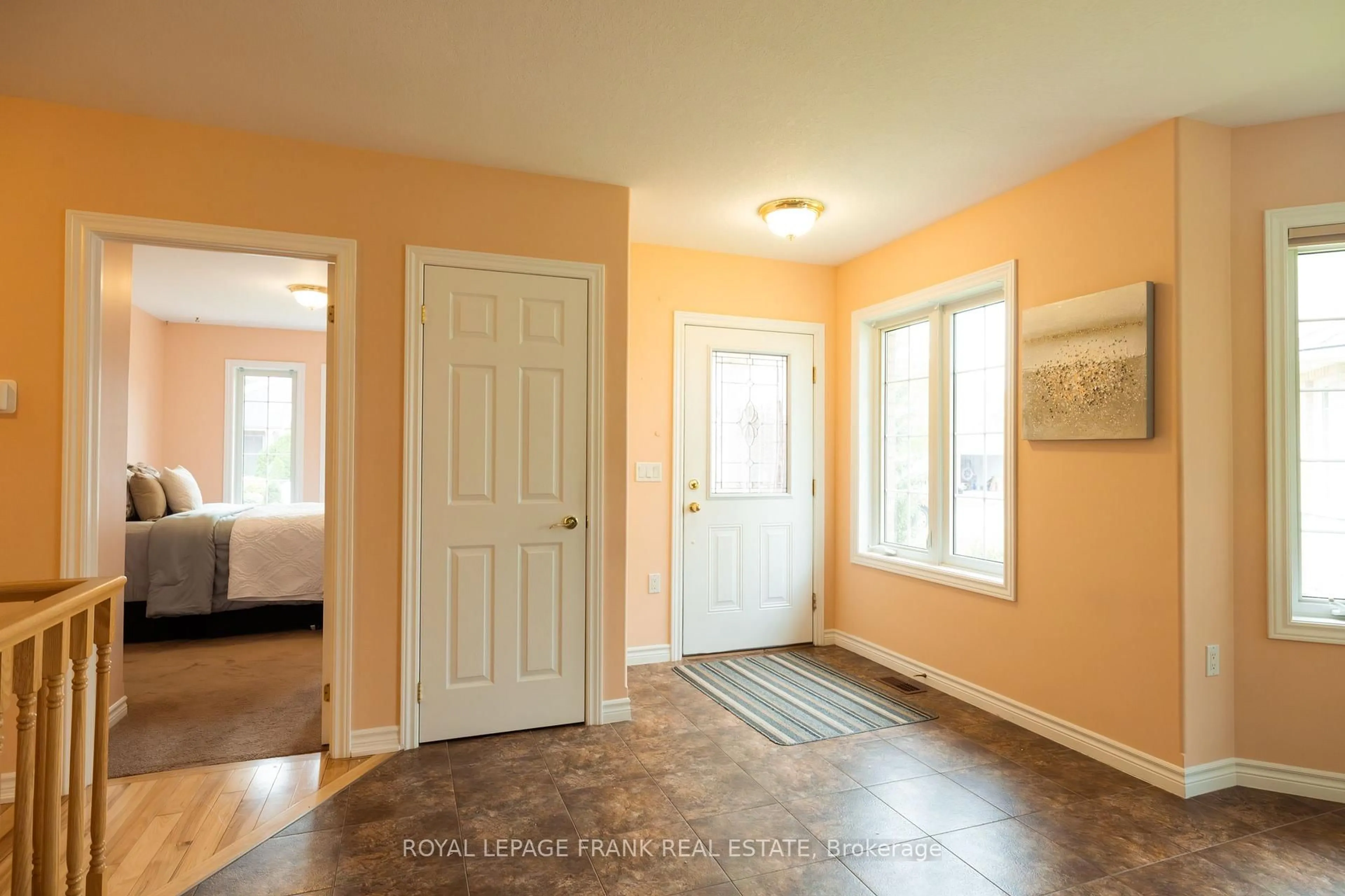 Indoor entryway for 96 Village Cres, Peterborough West Ontario K9J 0A9