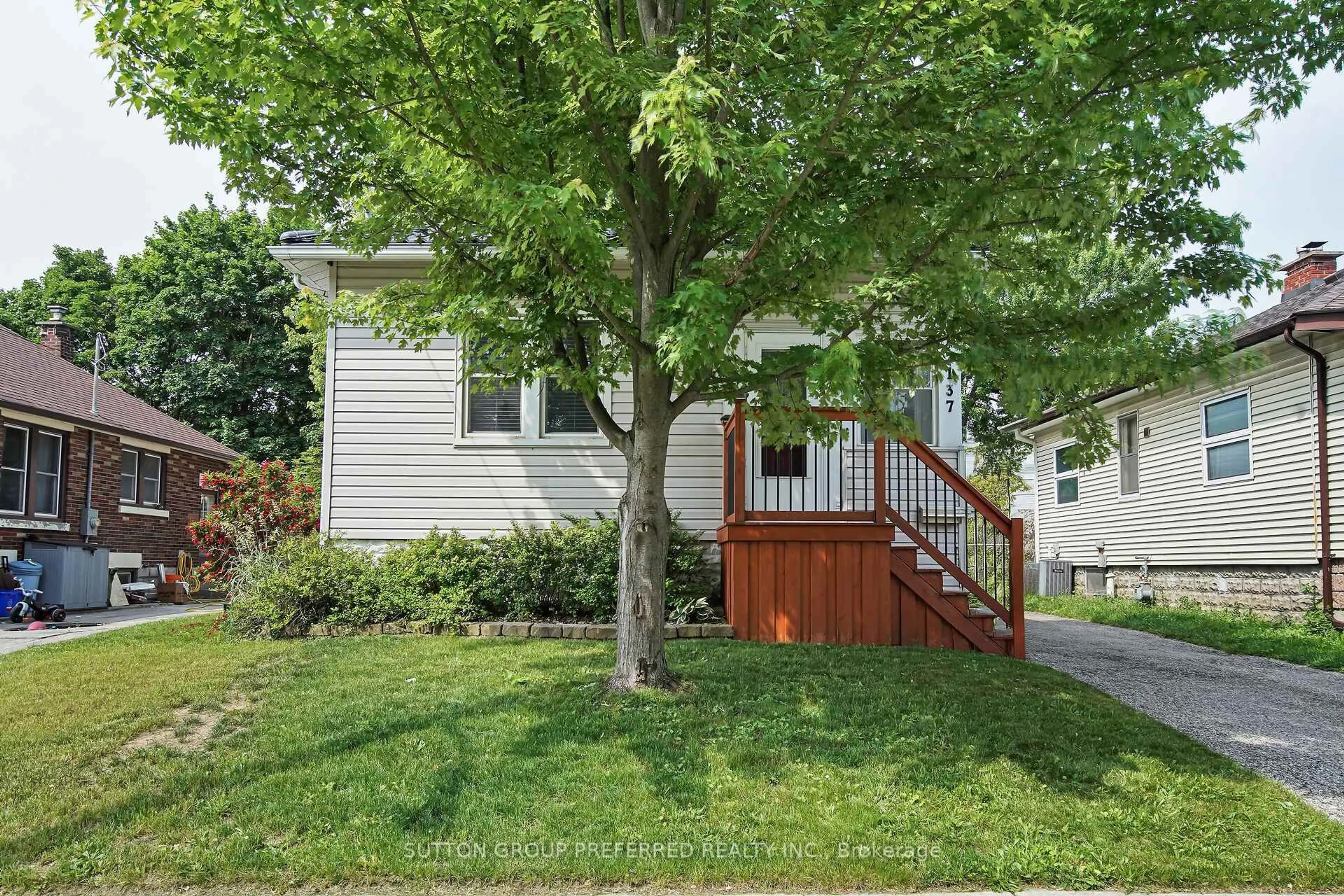 Home with vinyl exterior material, street for 137 Pine Lawn Ave, London East Ontario N5Z 2R3