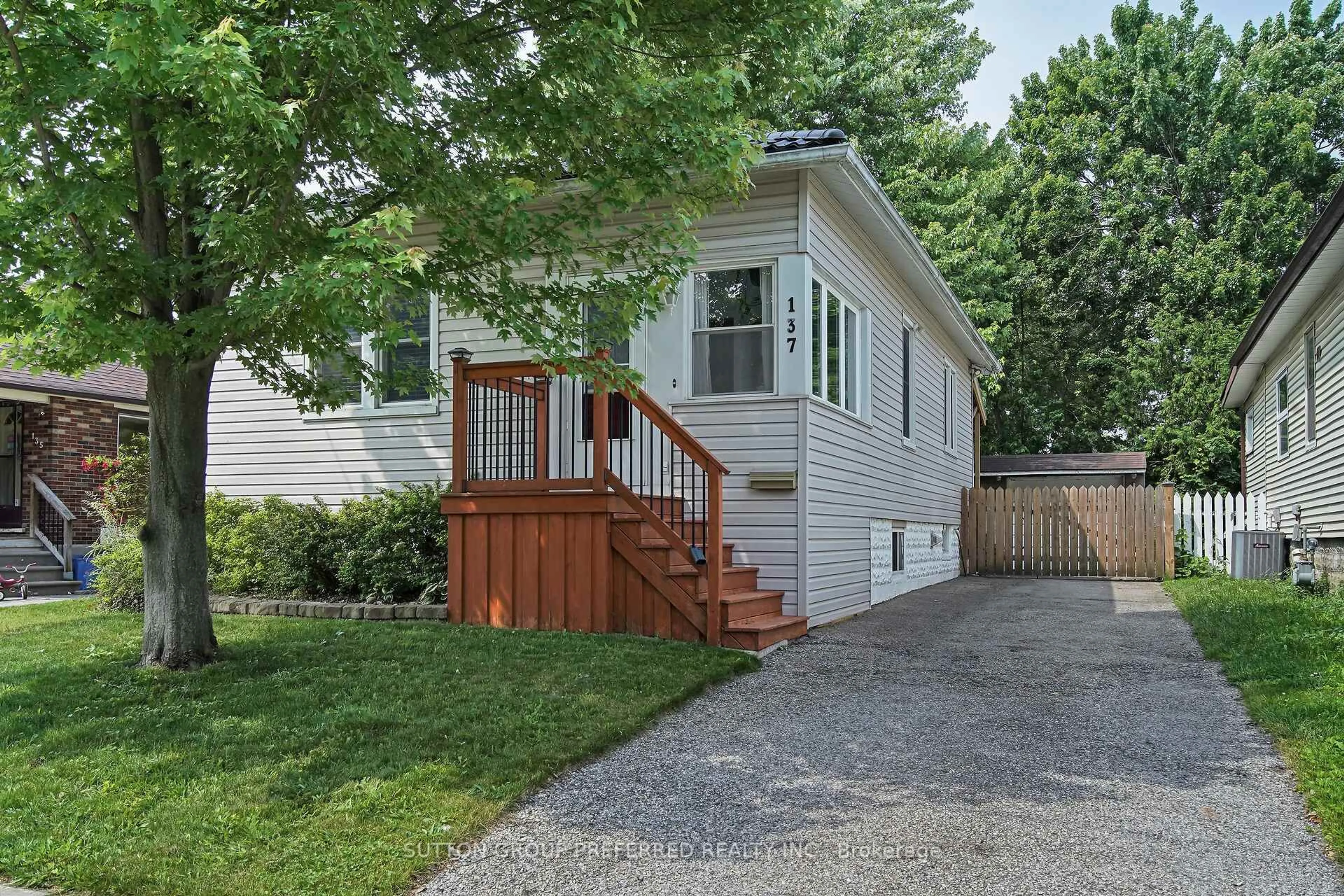 Home with vinyl exterior material, street for 137 Pine Lawn Ave, London East Ontario N5Z 2R3