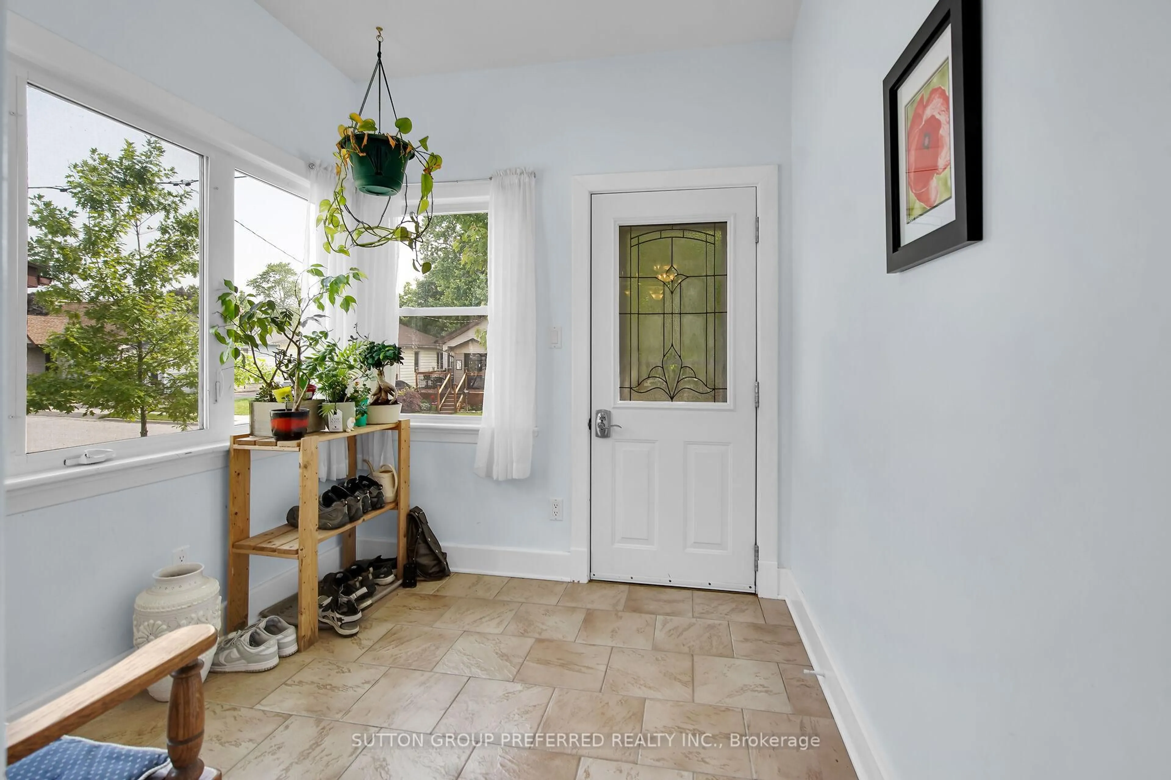 Indoor entryway for 137 Pine Lawn Ave, London East Ontario N5Z 2R3