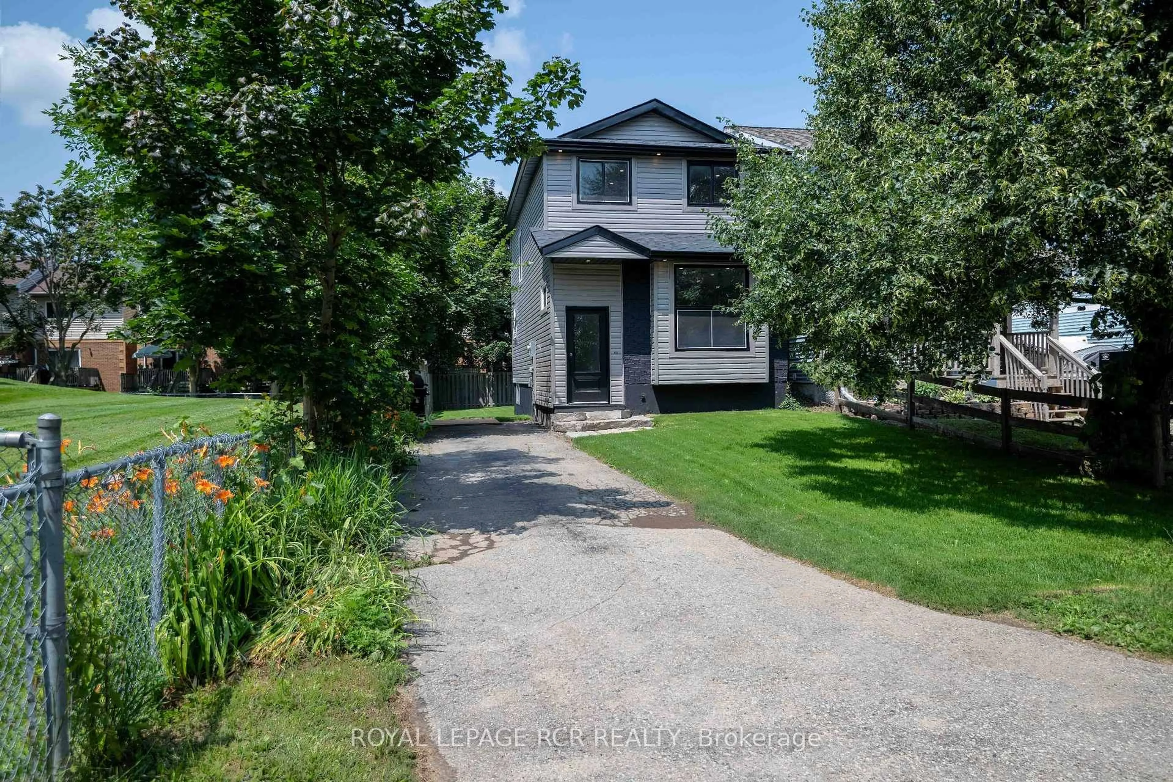 A pic from outside/outdoor area/front of a property/back of a property/a pic from drone, street for 502 Pineview Gardens, Shelburne Ontario L9V 2Z9