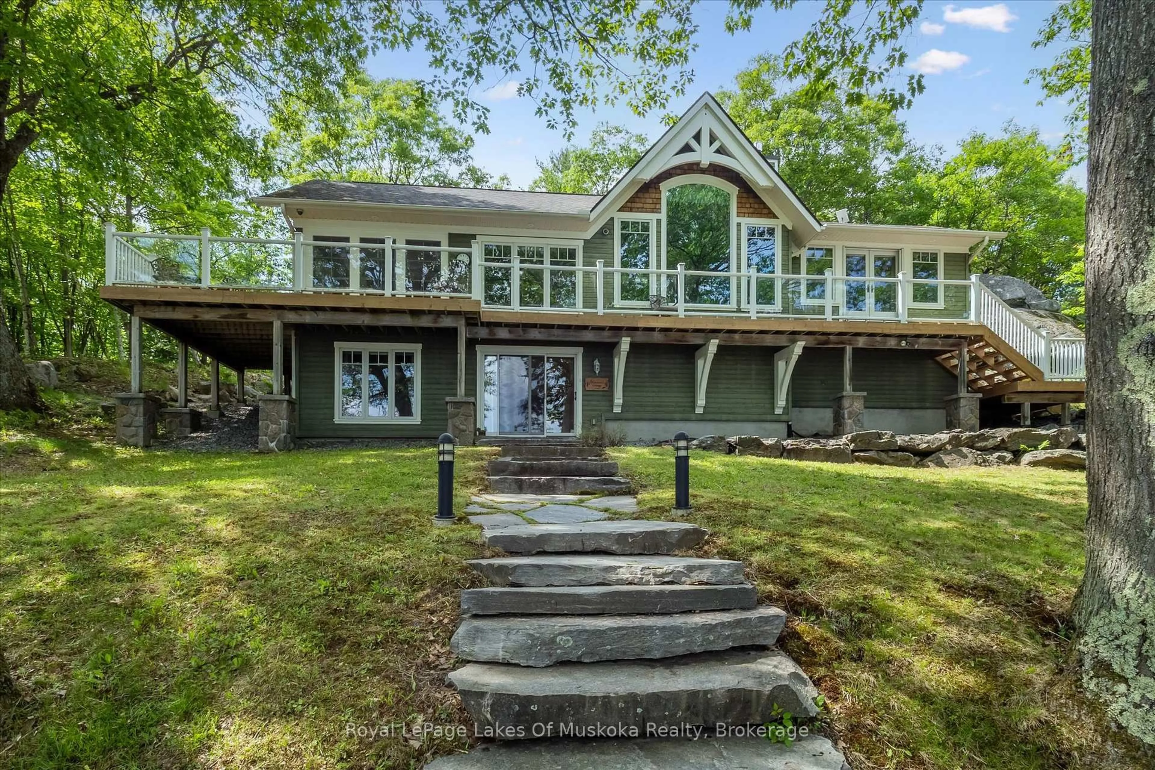 Home with vinyl exterior material, water/lake/river/ocean view for 356 Fields Lane, Huntsville Ontario P0B 1M0