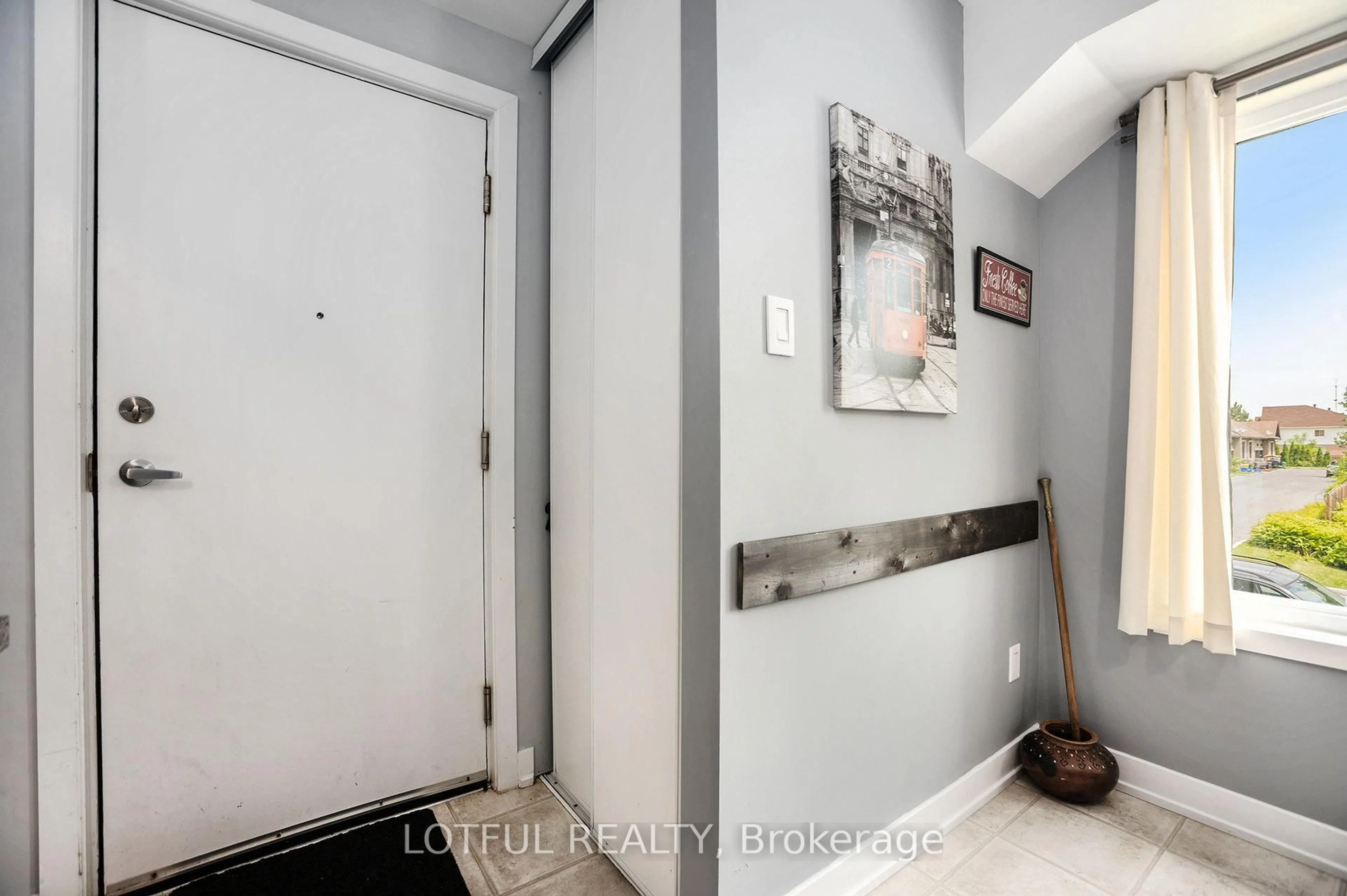 Indoor entryway for 2016 Dorima St #A, Ottawa Ontario K4A 0X5