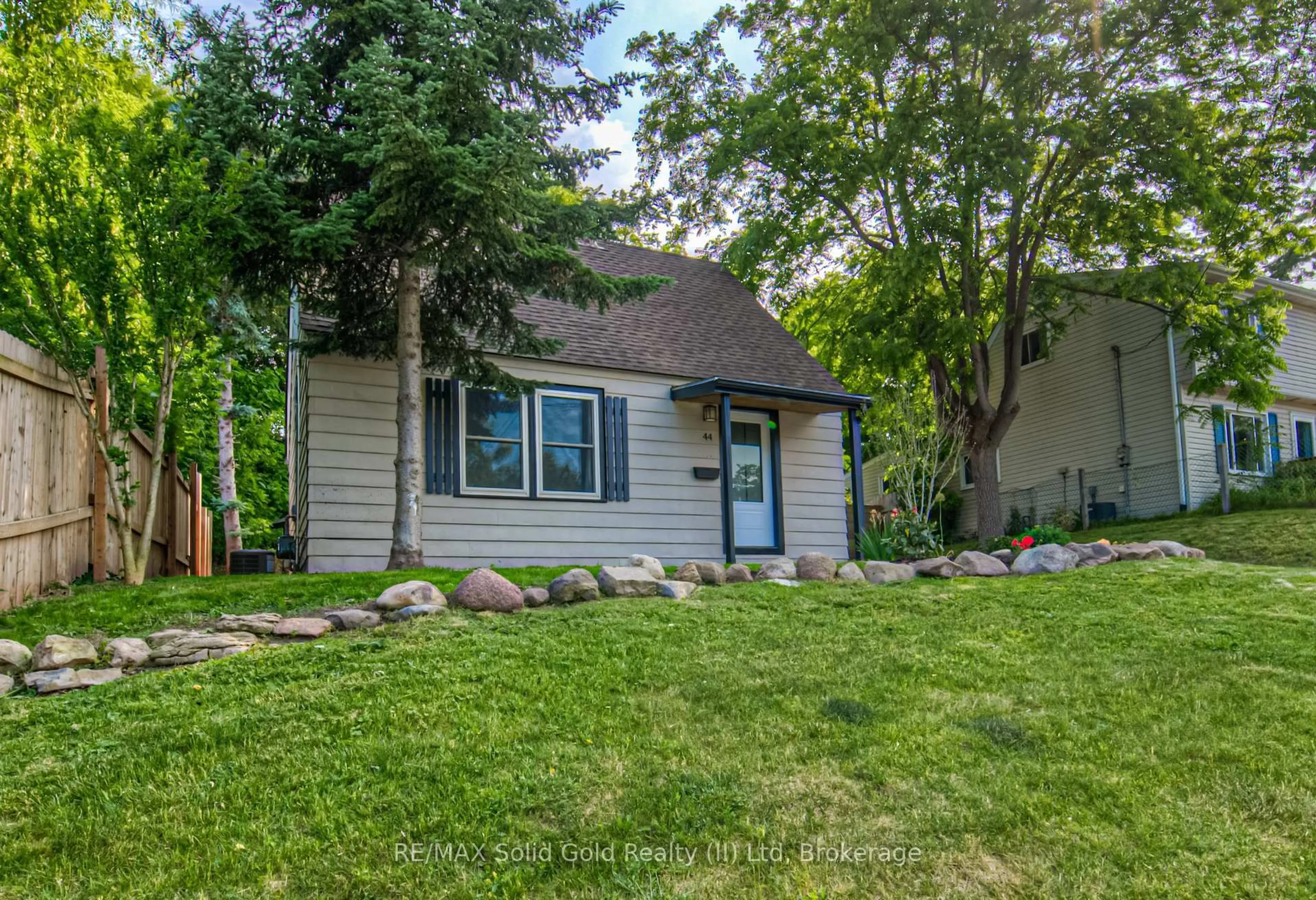Home with vinyl exterior material, street for 44 Dundas St, Brantford Ontario N3R 1R5