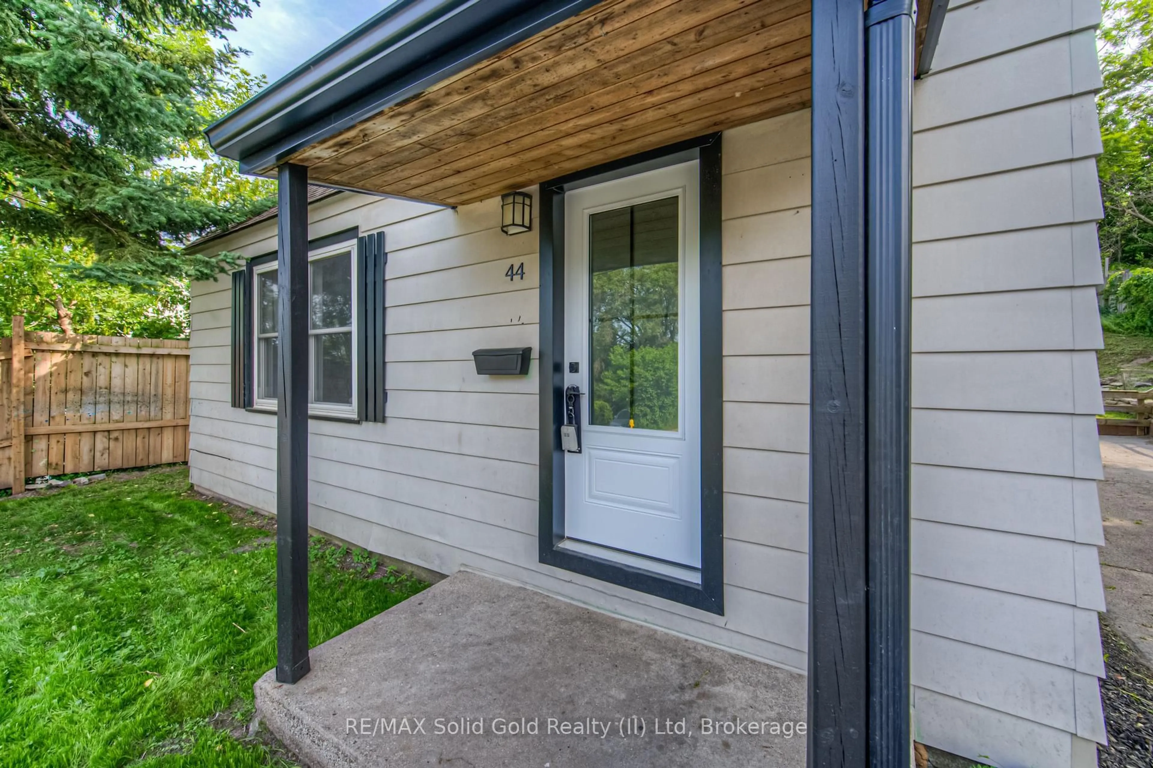 Home with vinyl exterior material, street for 44 Dundas St, Brantford Ontario N3R 1R5