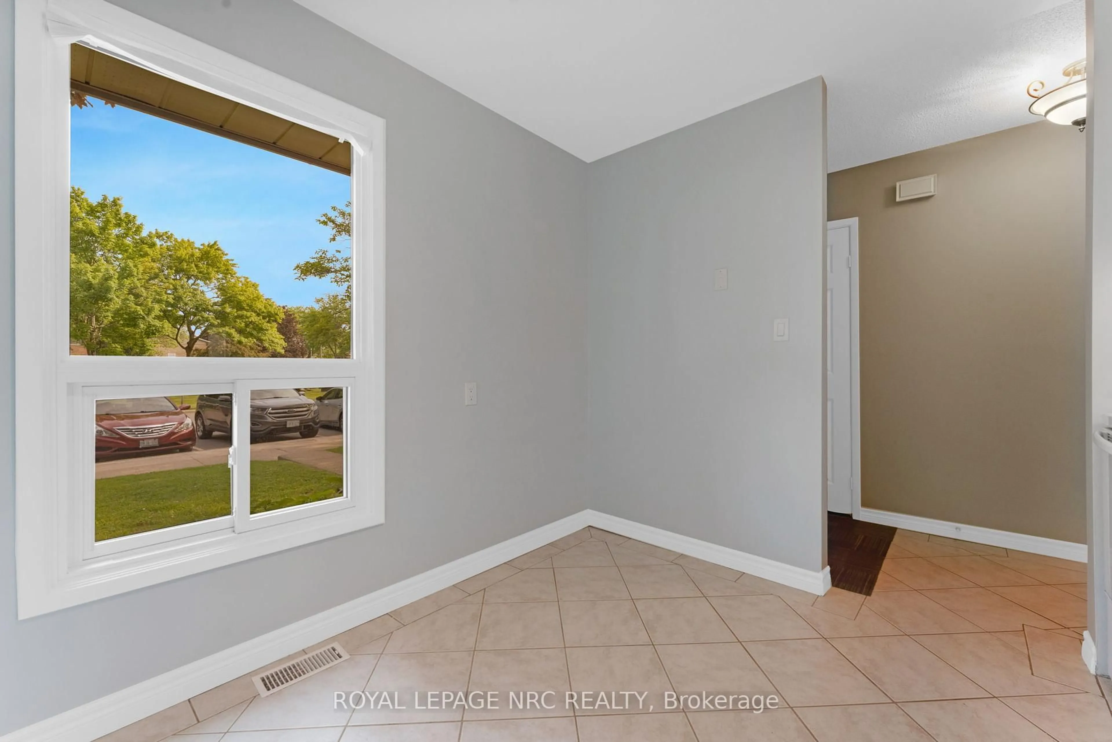 Indoor entryway for 75 Ventura Dr #54, St. Catharines Ontario L2R 7J7