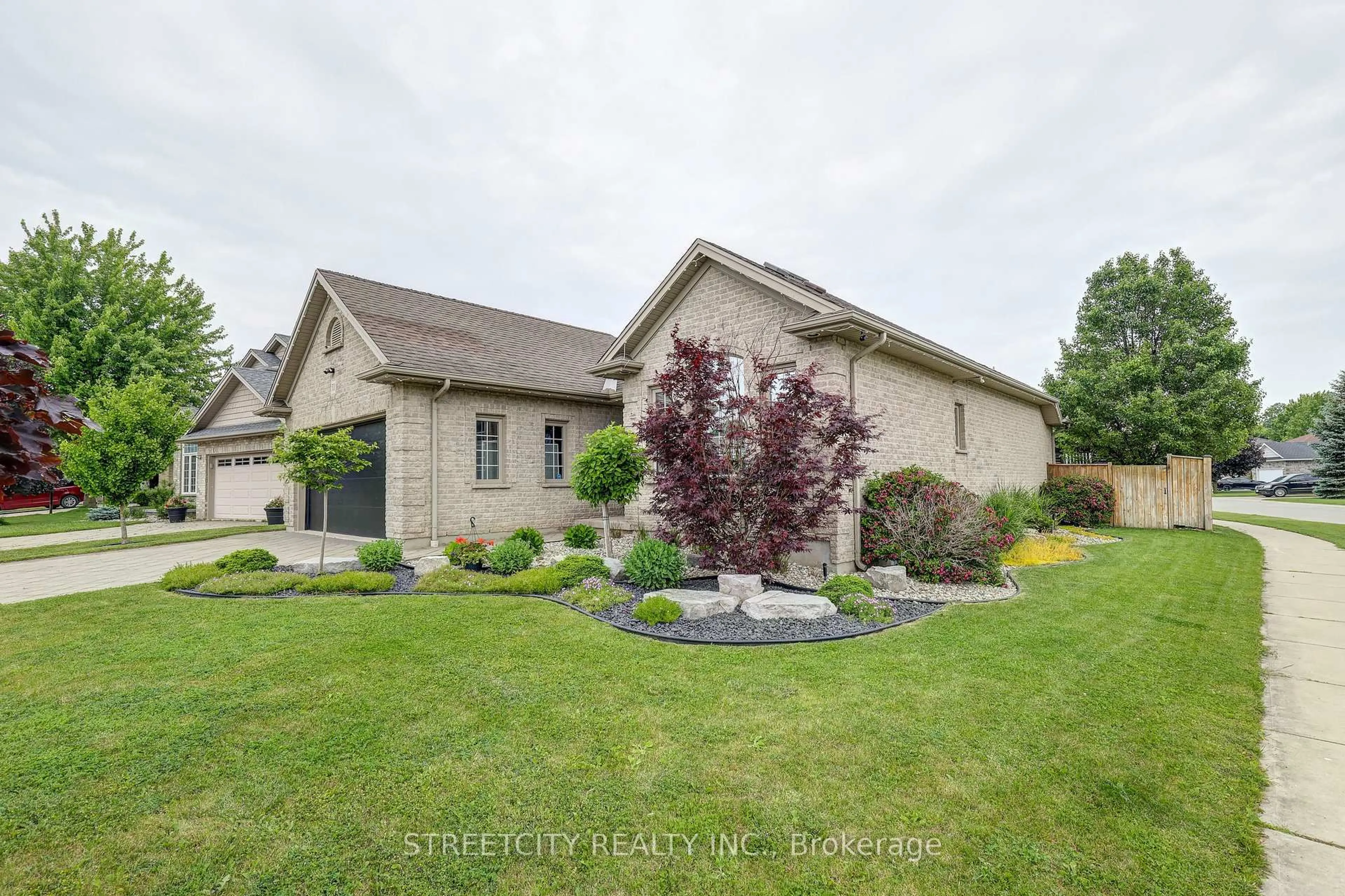 A pic from outside/outdoor area/front of a property/back of a property/a pic from drone, unknown for 501 Darcy Dr, Strathroy-Caradoc Ontario N7G 4K9