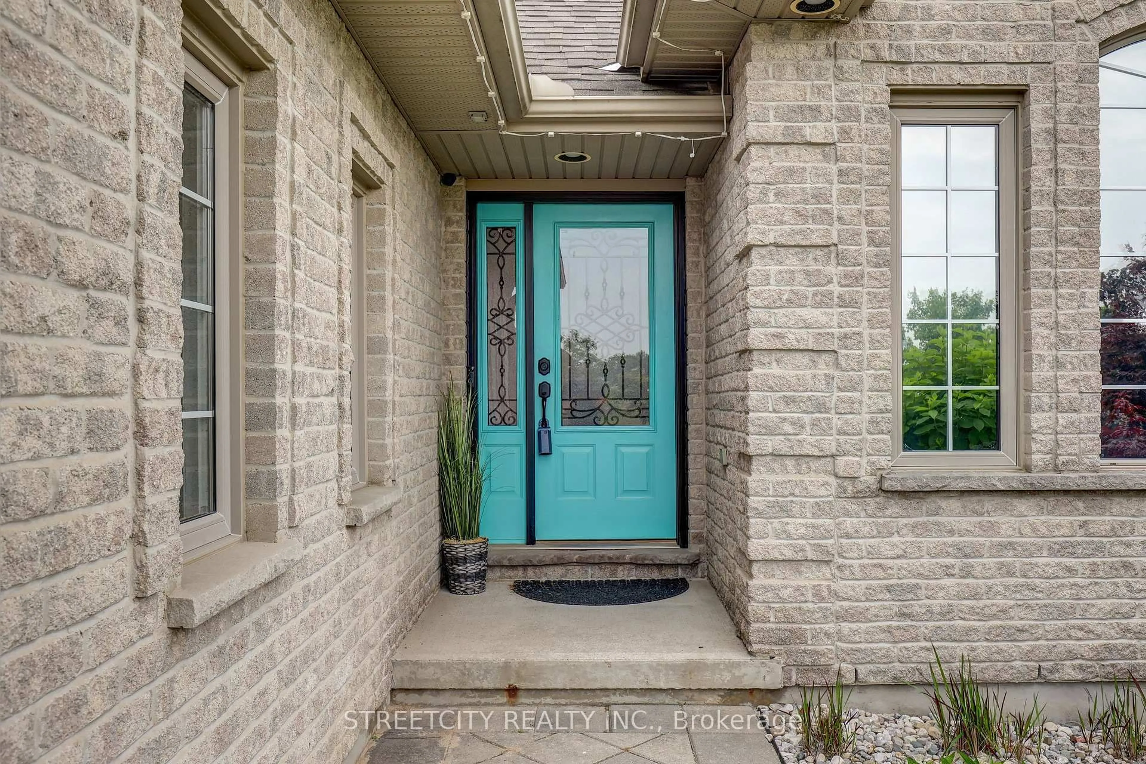 Indoor entryway for 501 Darcy Dr, Strathroy-Caradoc Ontario N7G 4K9