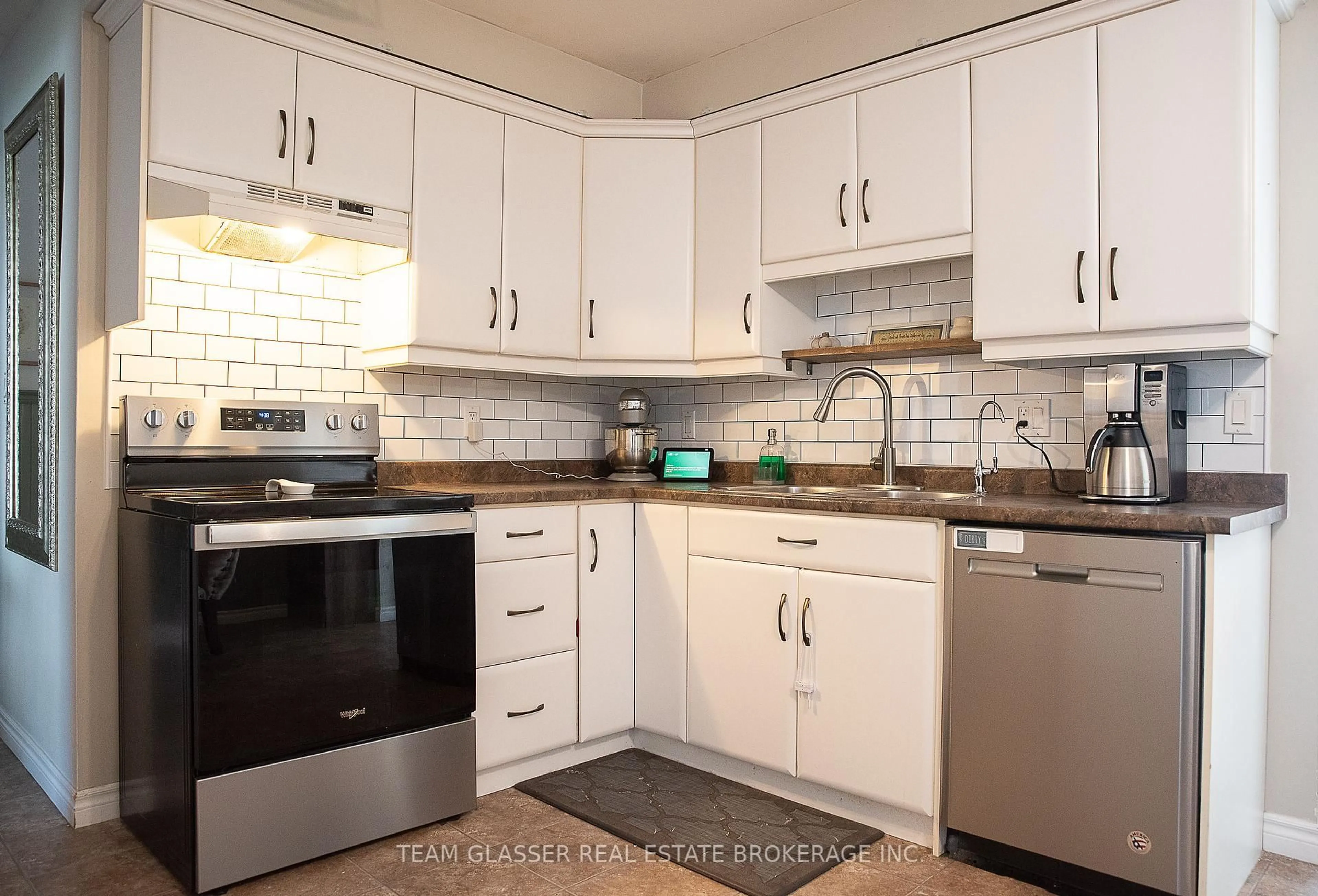 Standard kitchen, ceramic/tile floor for 28 PARKVIEW Hts, Aylmer Ontario N5H 2J8