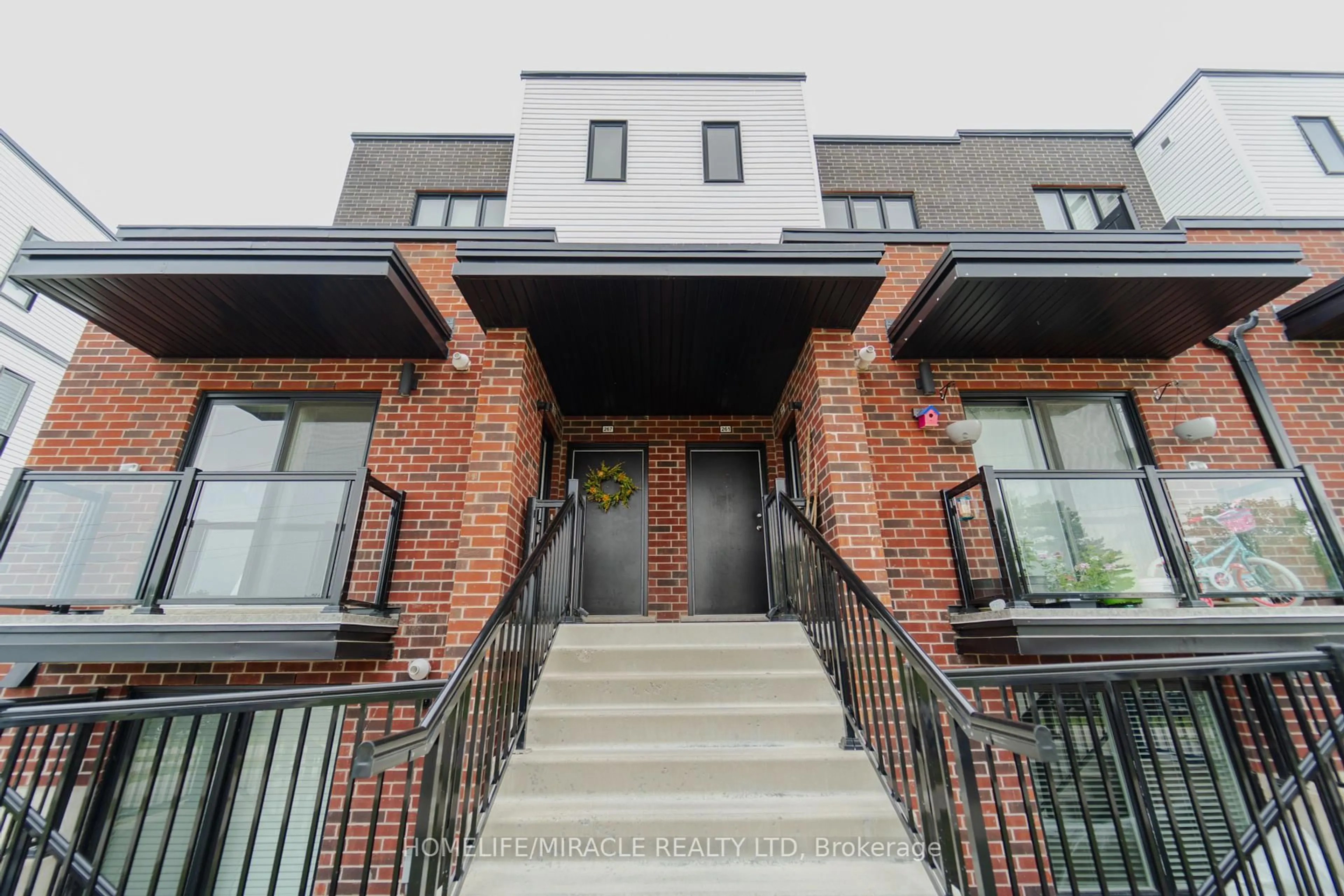 Home with brick exterior material, building for 261 Chapel Hill #45, Kitchener Ontario N2R 0S4