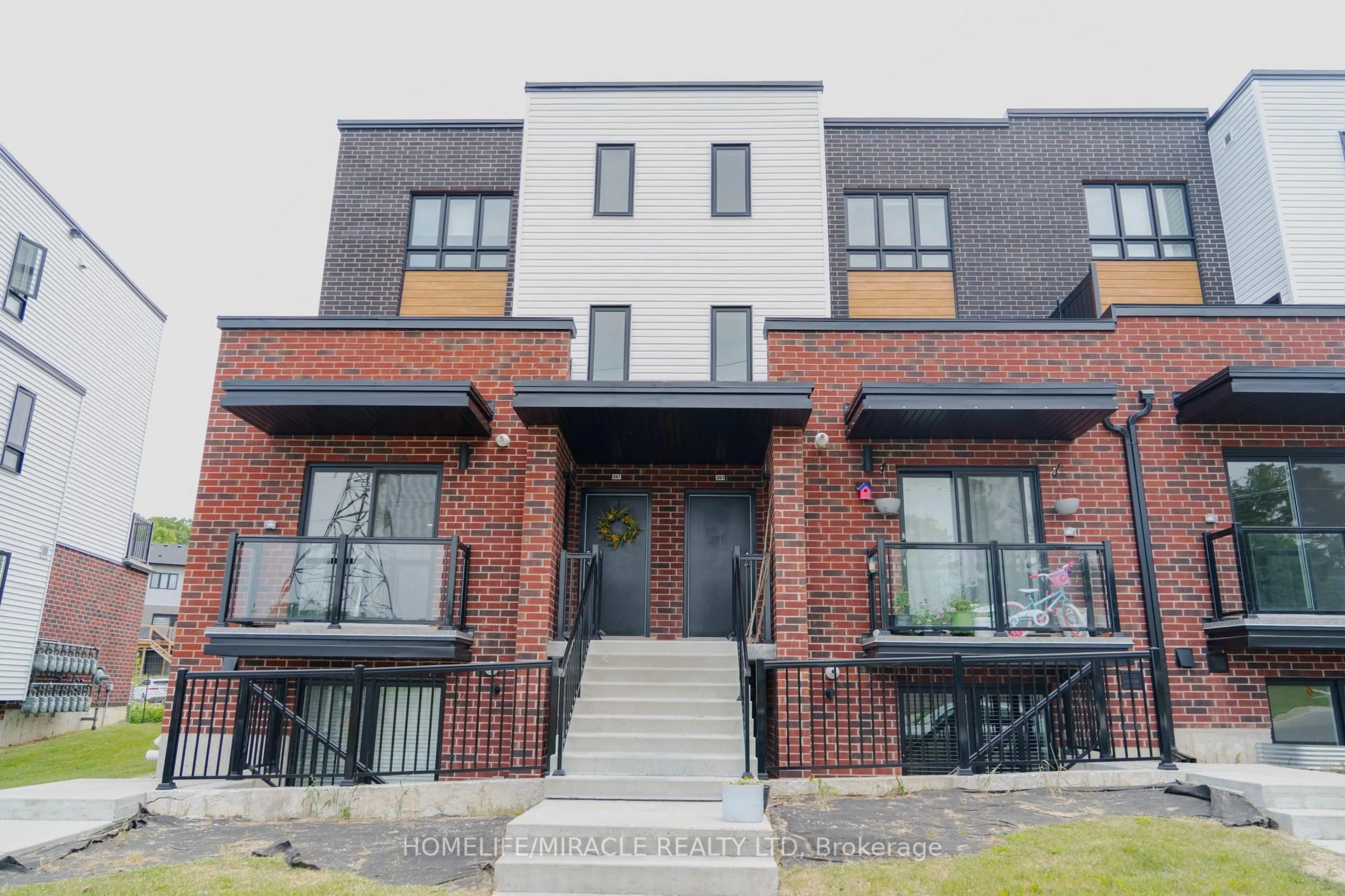 Home with brick exterior material, building for 261 Chapel Hill #45, Kitchener Ontario N2R 0S4