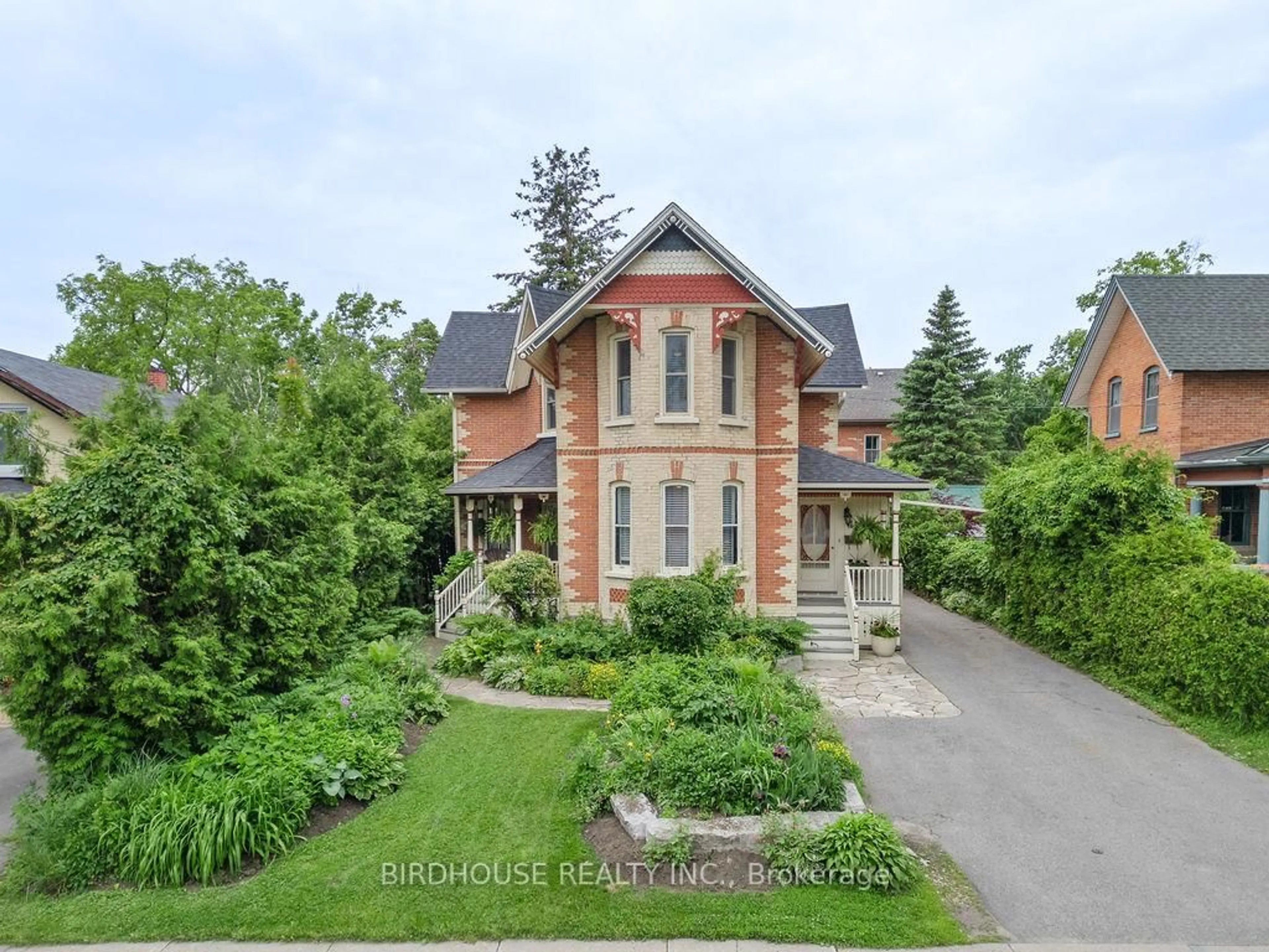 A pic from outside/outdoor area/front of a property/back of a property/a pic from drone, street for 41 Victoria Ave, Kawartha Lakes Ontario K9V 4E8