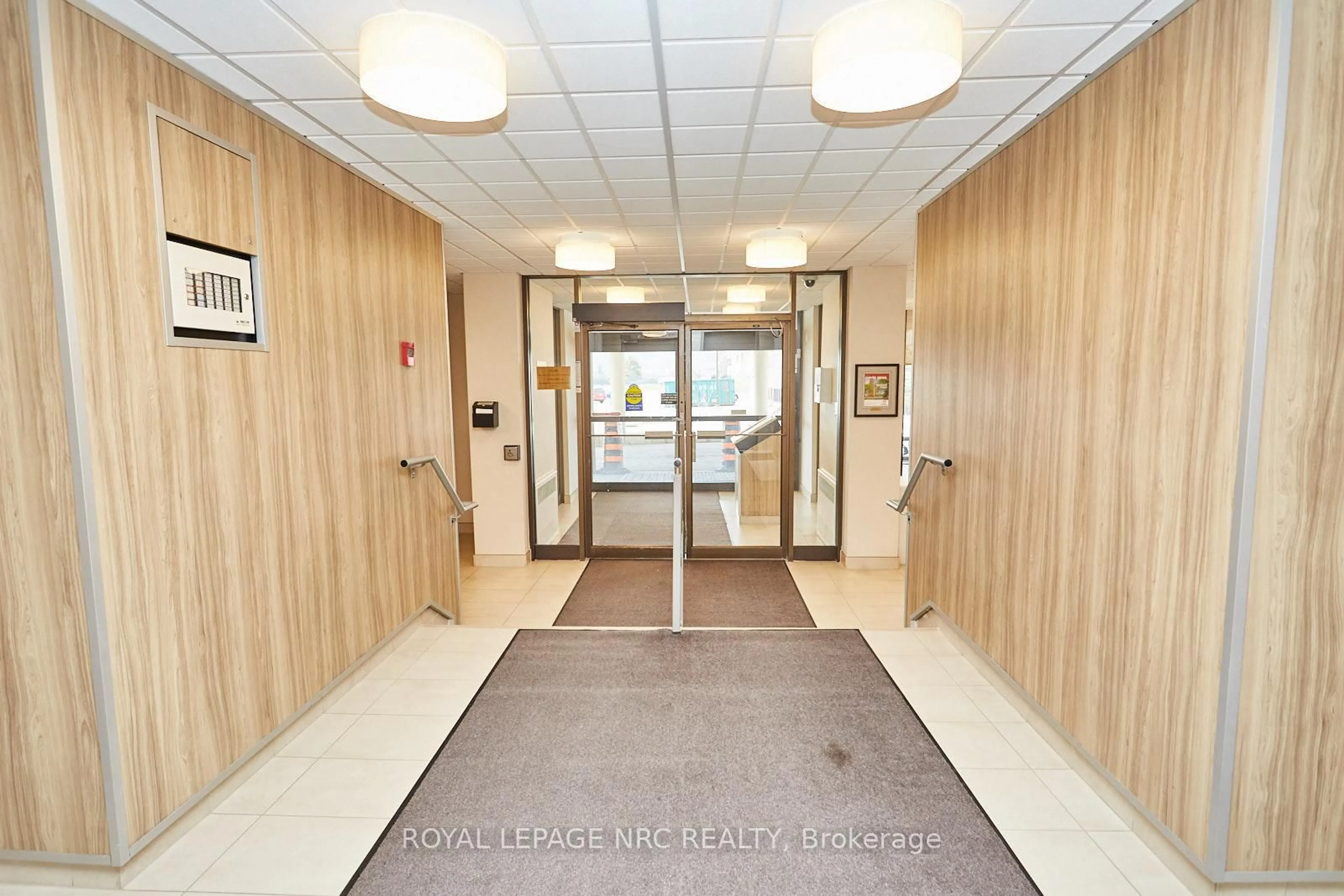 Indoor foyer for 215 Glenridge Ave #307, St. Catharines Ontario L2T 3J7
