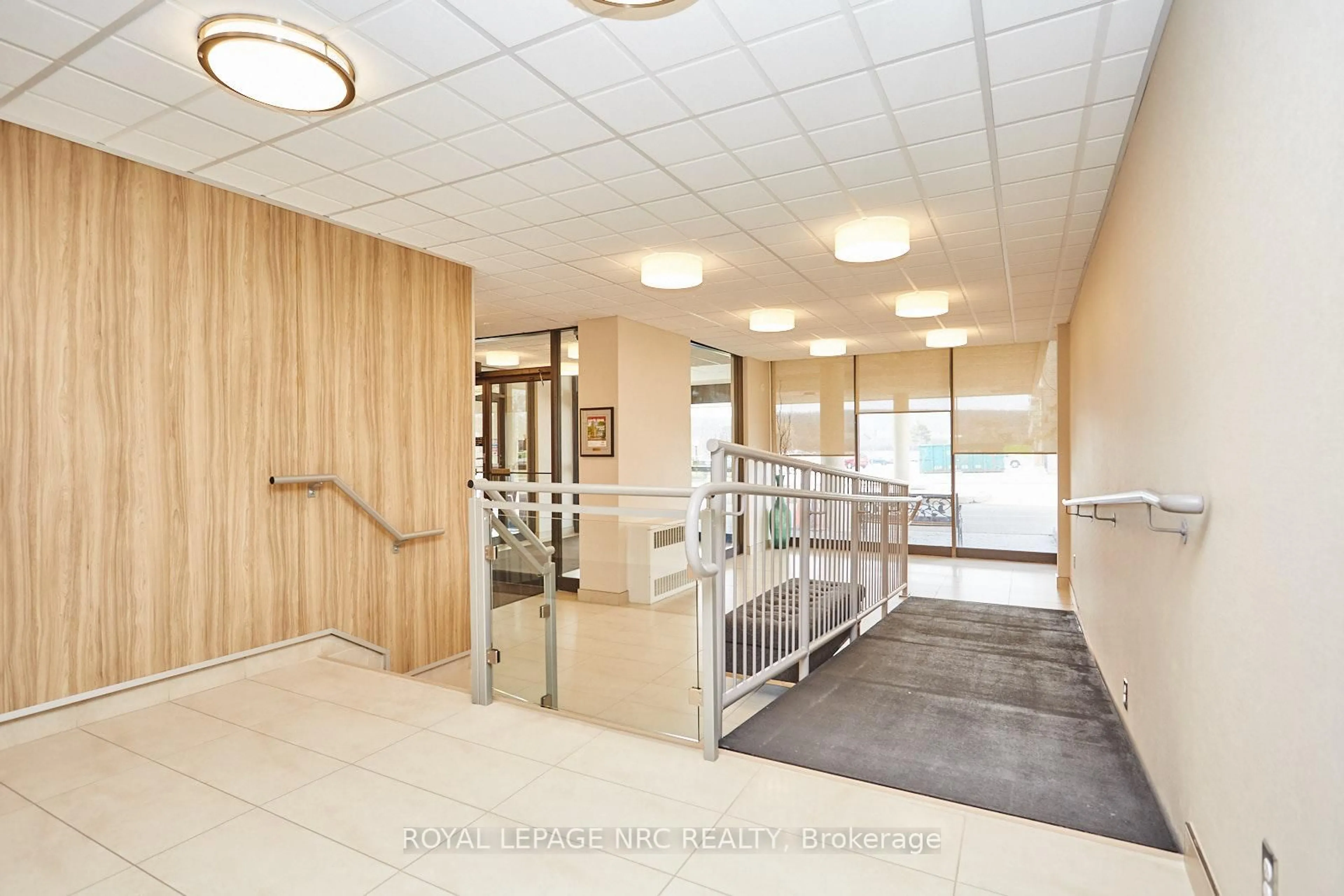 Indoor foyer for 215 Glenridge Ave #307, St. Catharines Ontario L2T 3J7