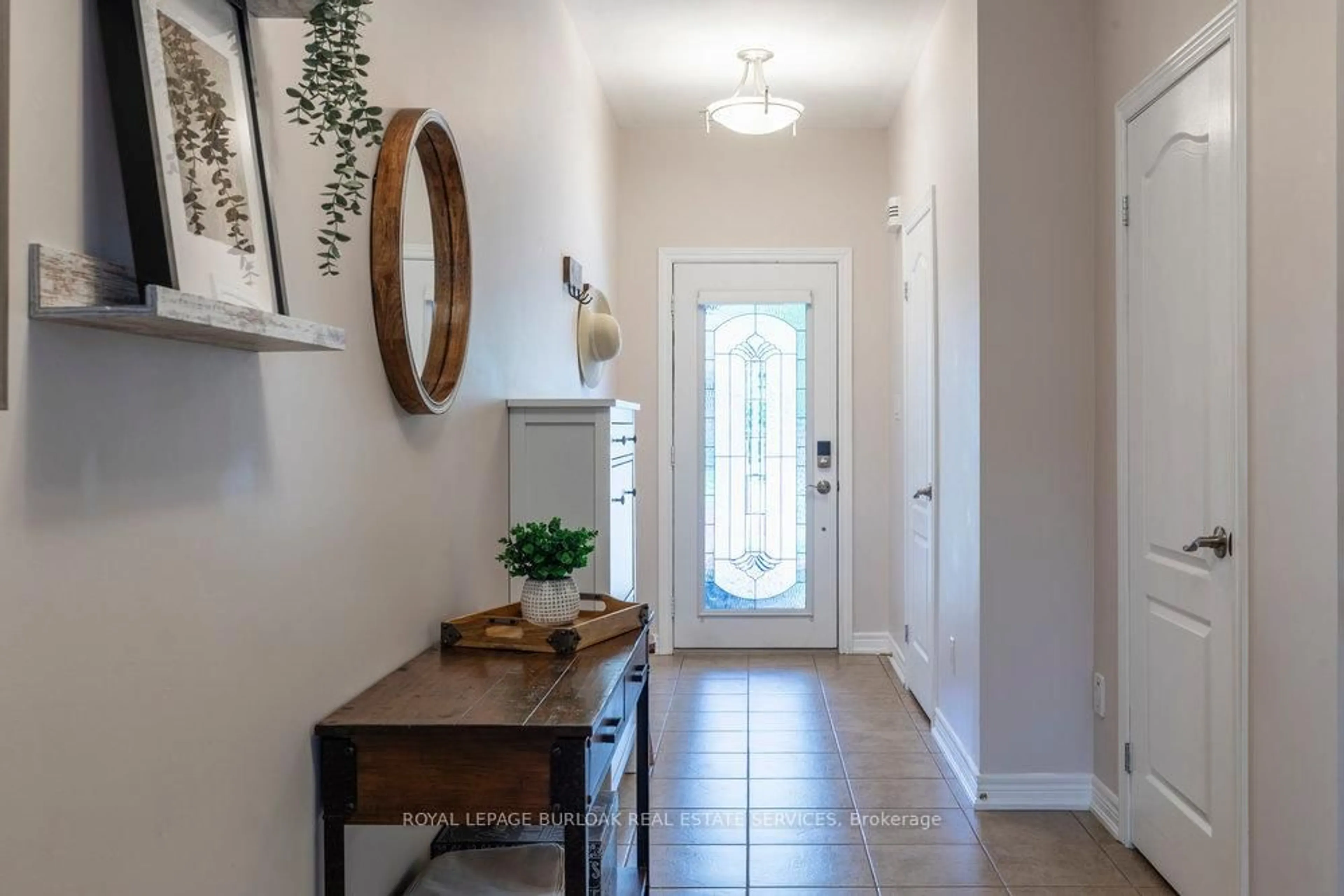 Indoor entryway for 441 Stonehenge Dr #29, Hamilton Ontario L9K 0B1