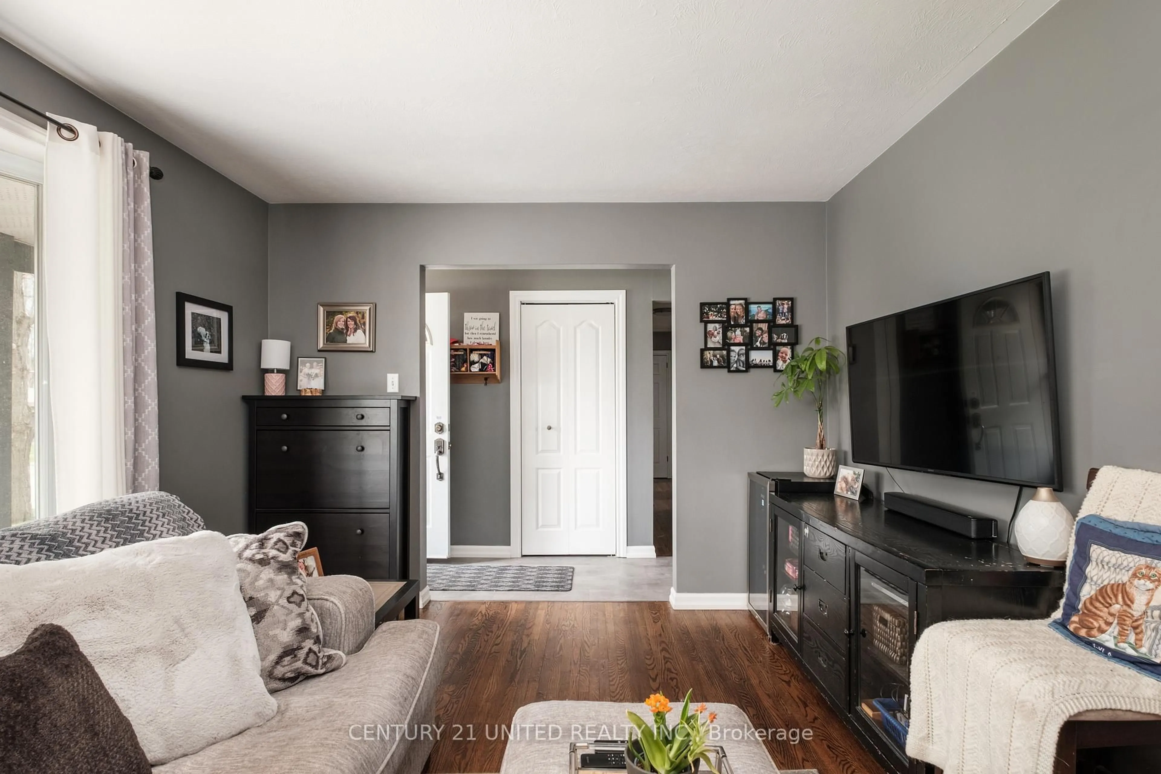 Living room with furniture, unknown for 1316 Bathurst St, Peterborough North Ontario K9H 6X9