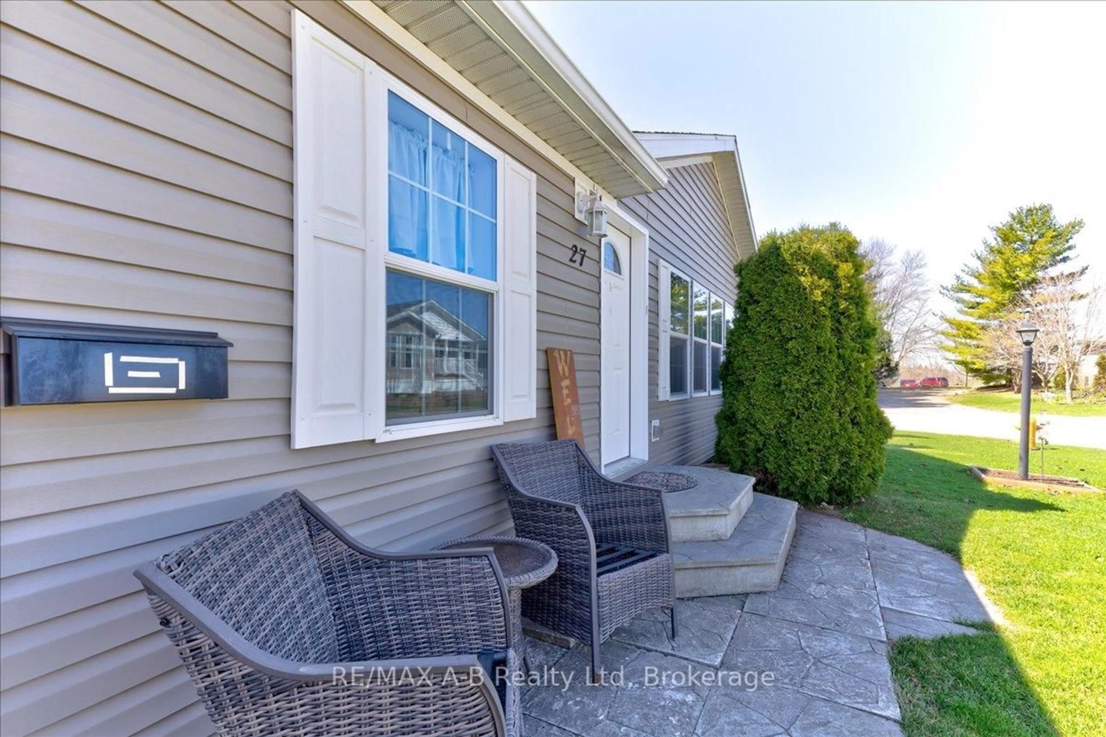 Home with vinyl exterior material, unknown for 25 Thames Rd #27, St. Marys Ontario N4X 1C4