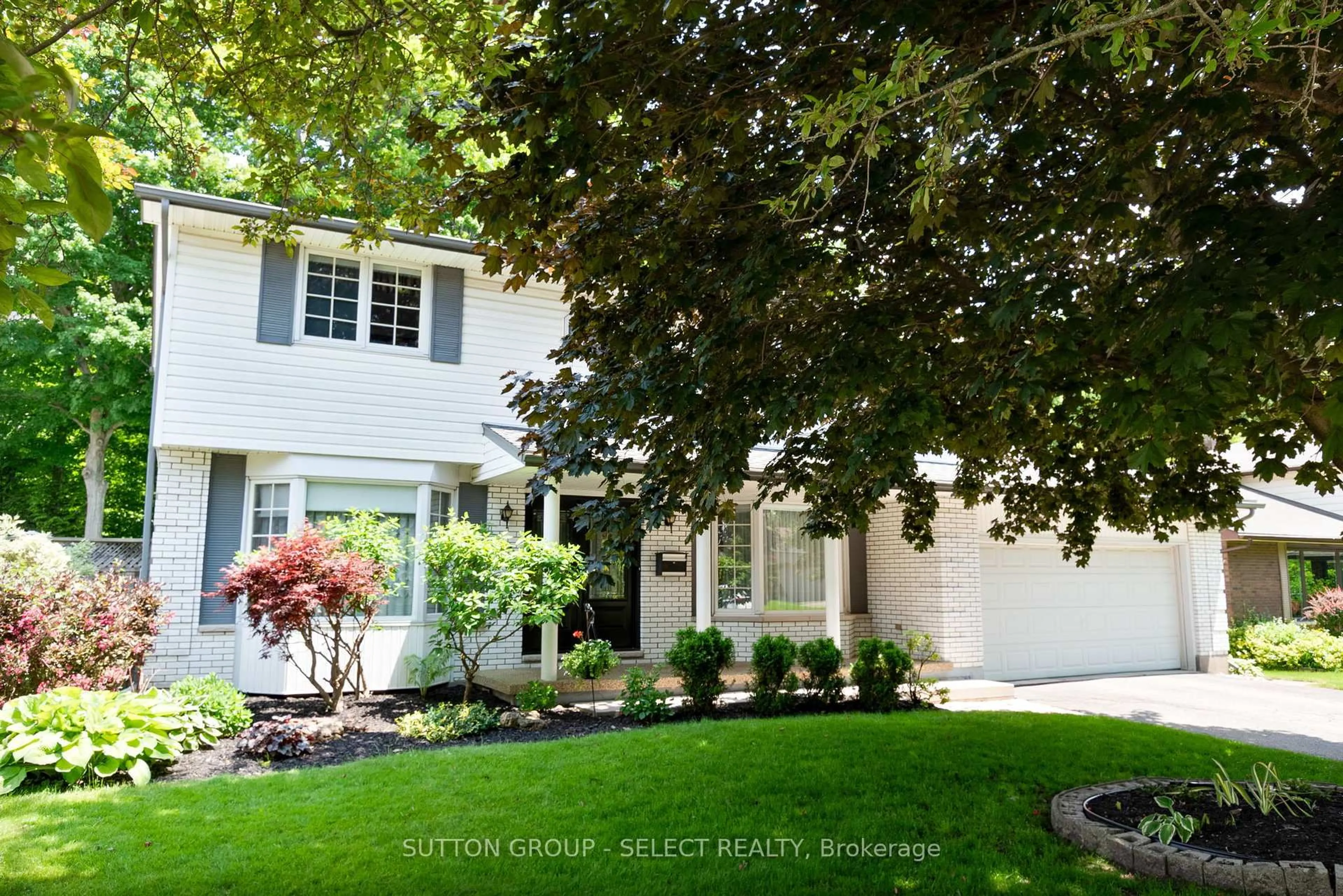 Home with vinyl exterior material, street for 20 Leland Pl, London South Ontario N6K 1S6