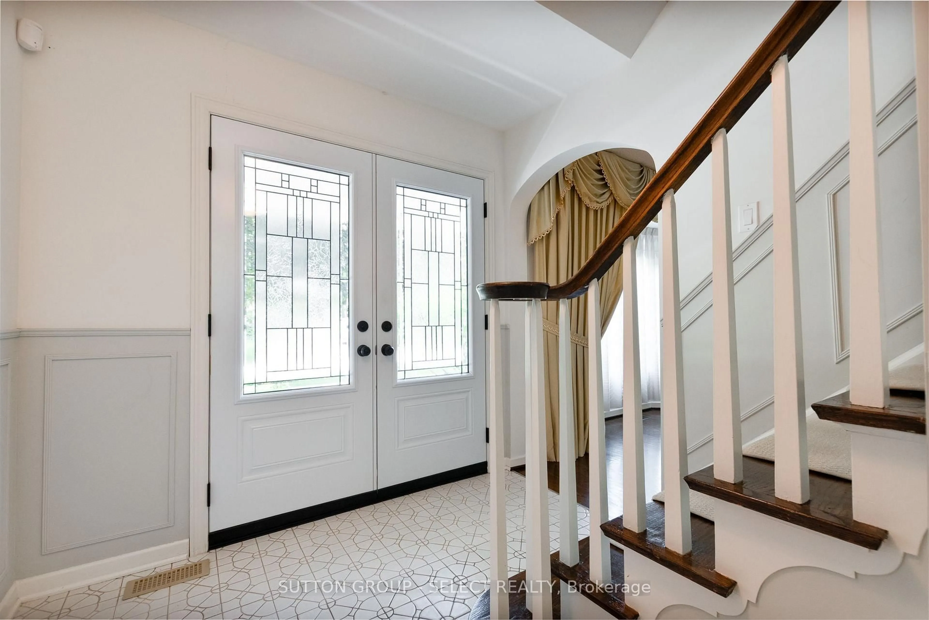 Indoor entryway for 20 Leland Pl, London South Ontario N6K 1S6